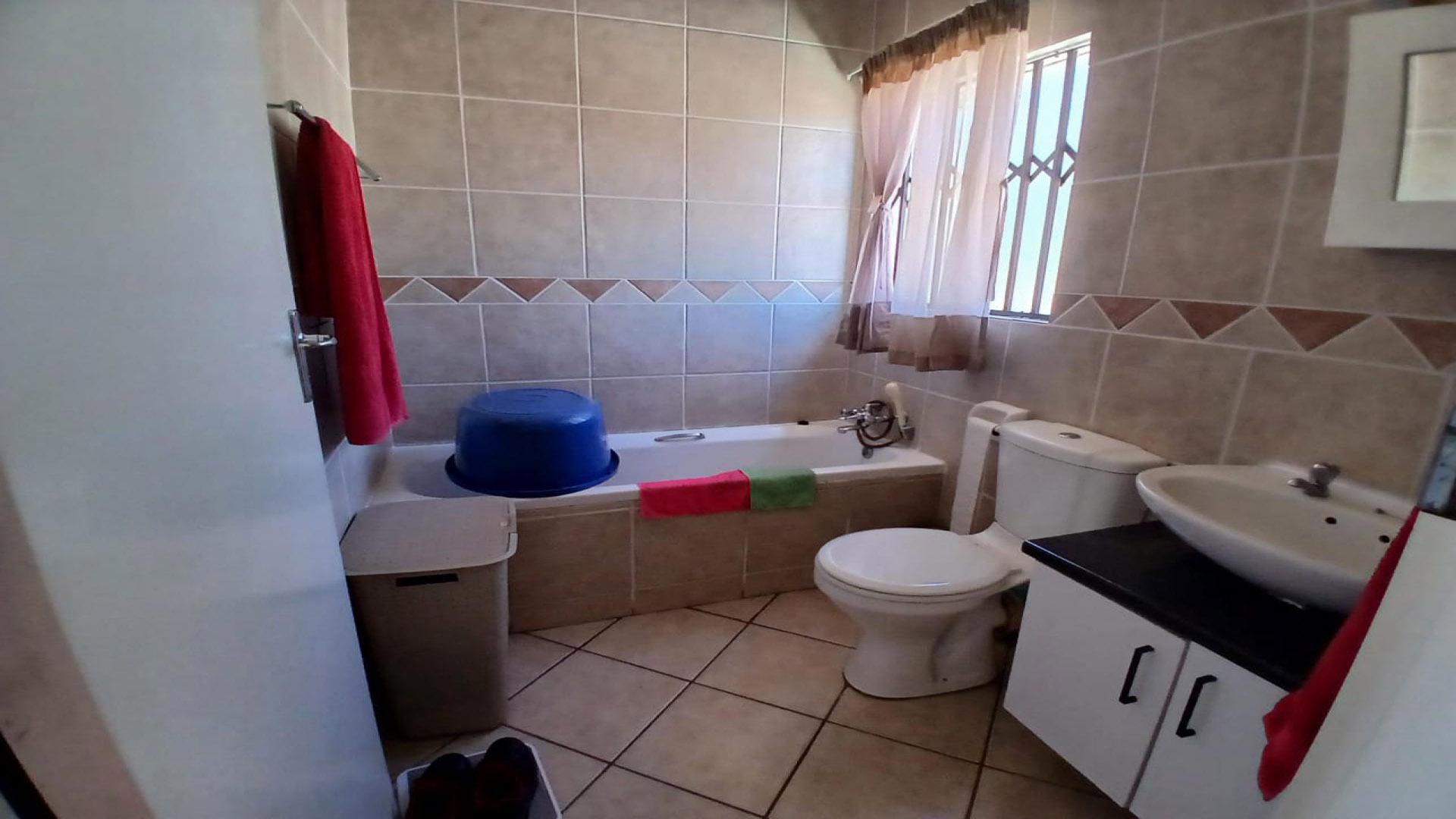 Bathroom 1 - 7 square meters of property in Midrand