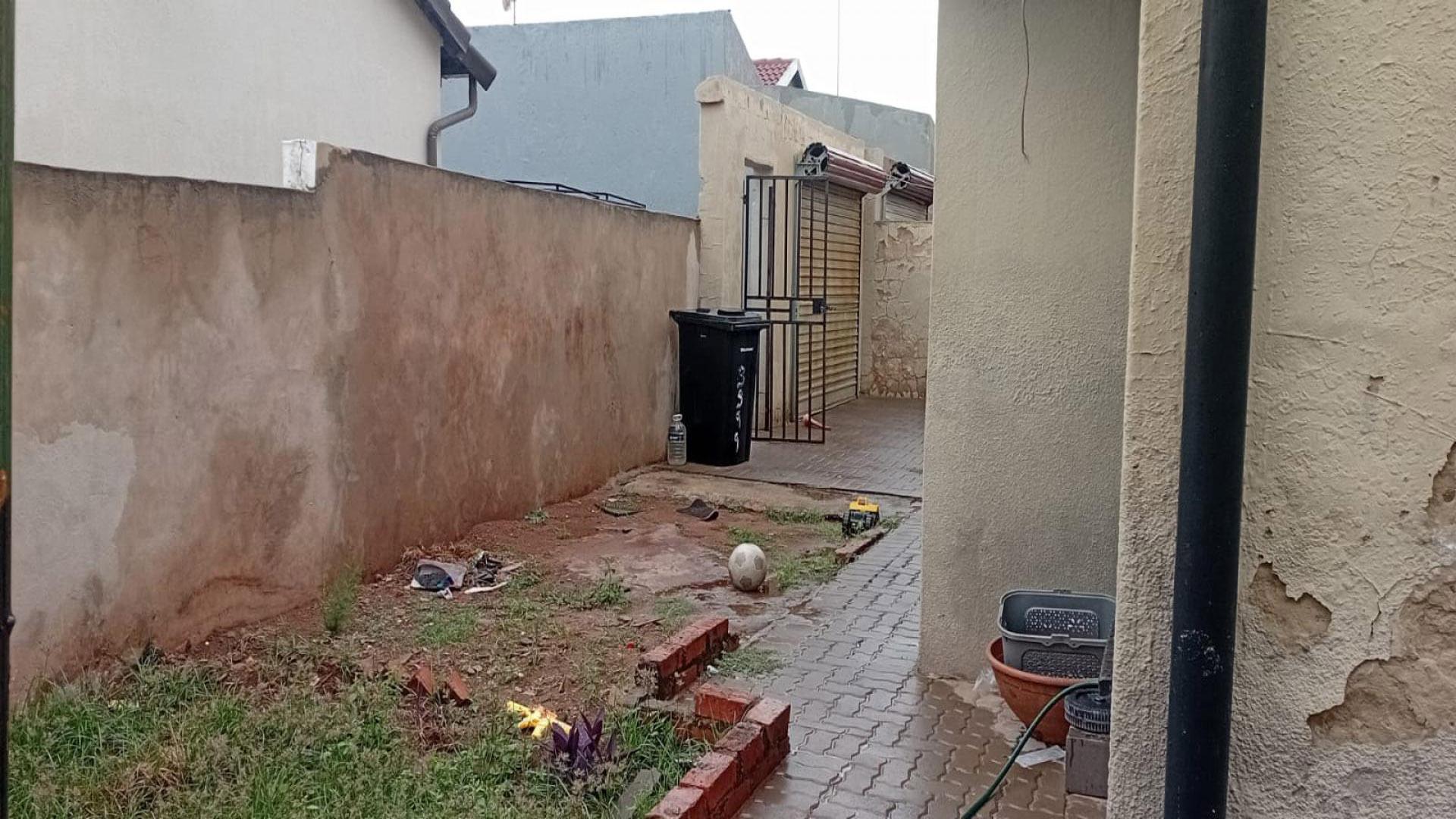 Garage of property in Clayville