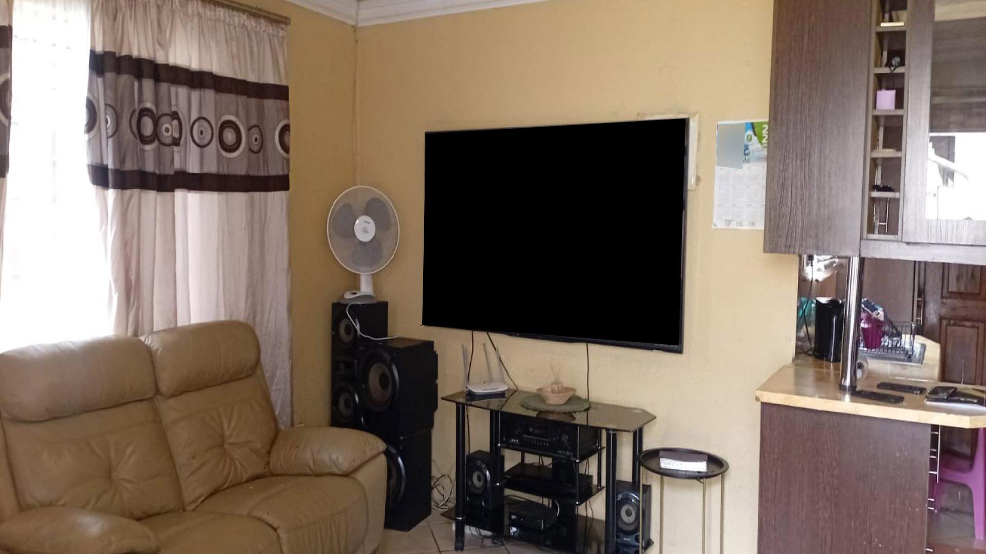 Lounges of property in Clayville