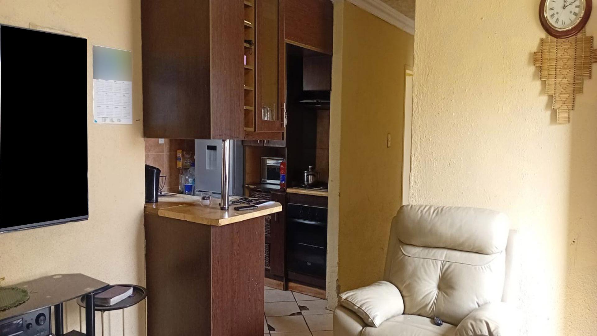 Lounges of property in Clayville