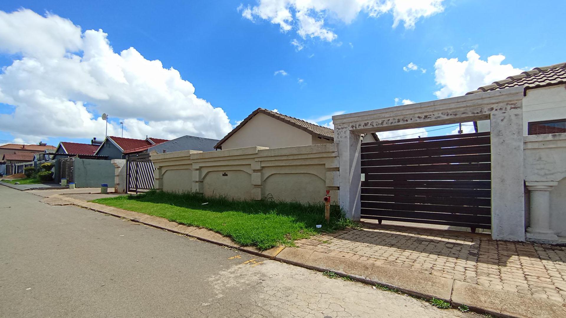 Front View of property in Clayville