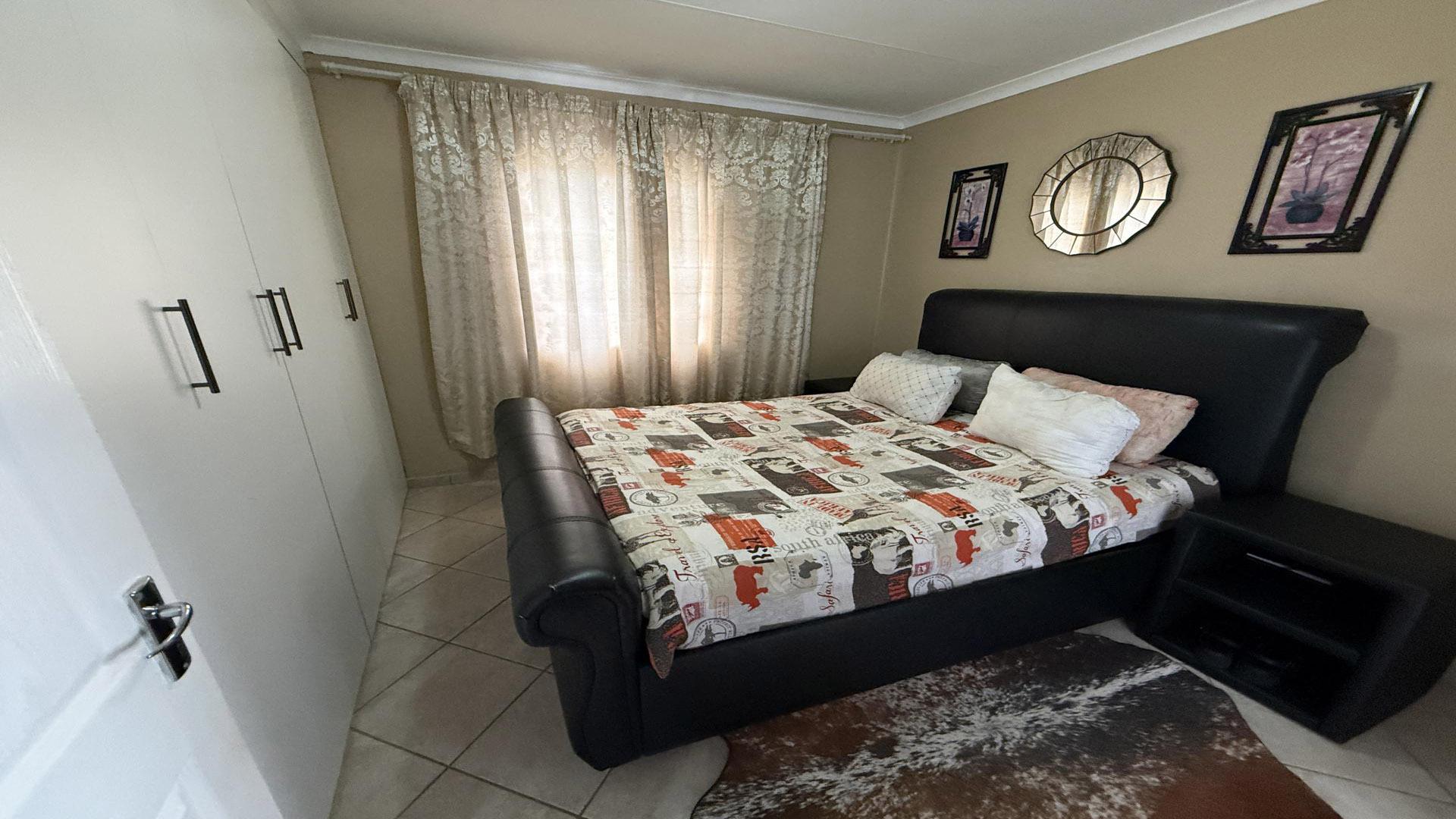 Bed Room 1 of property in Evander