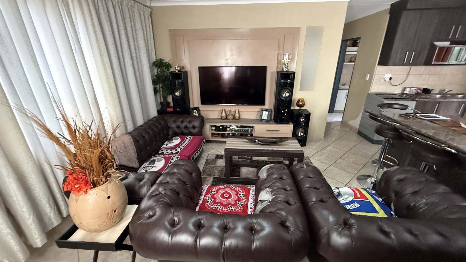 Lounges of property in Evander