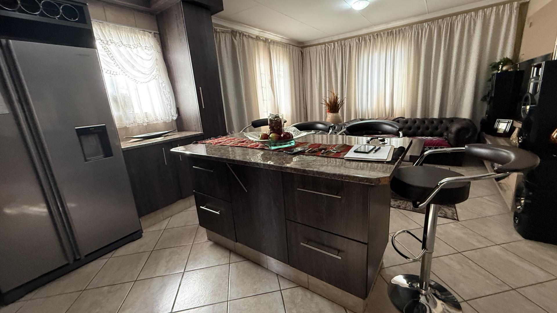 Kitchen of property in Evander