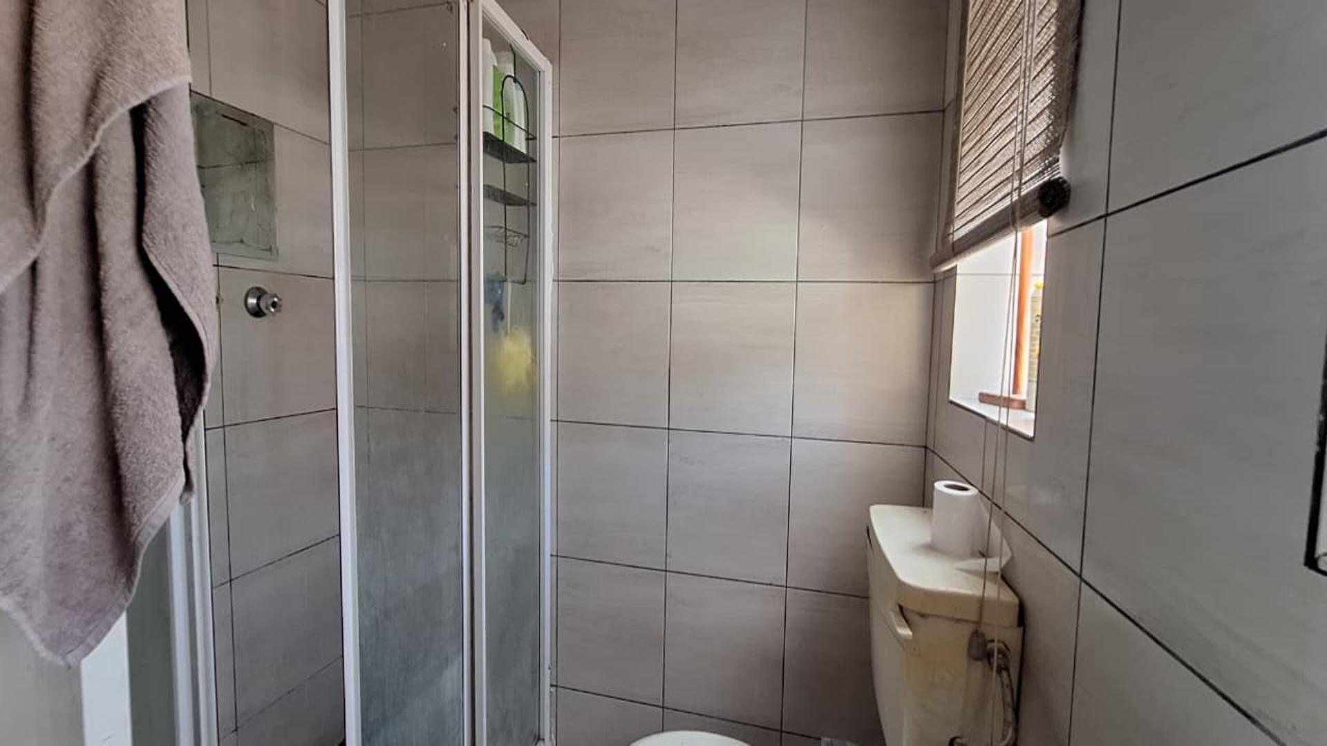 Bathroom 1 - 6 square meters of property in Georginia