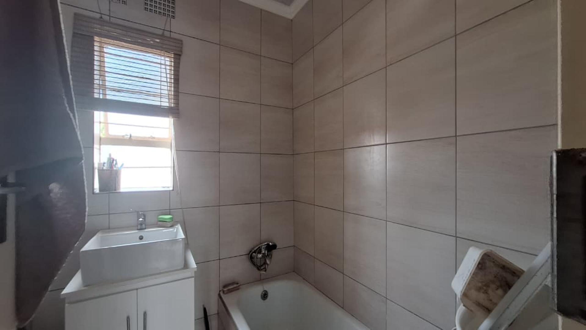 Bathroom 1 - 6 square meters of property in Georginia