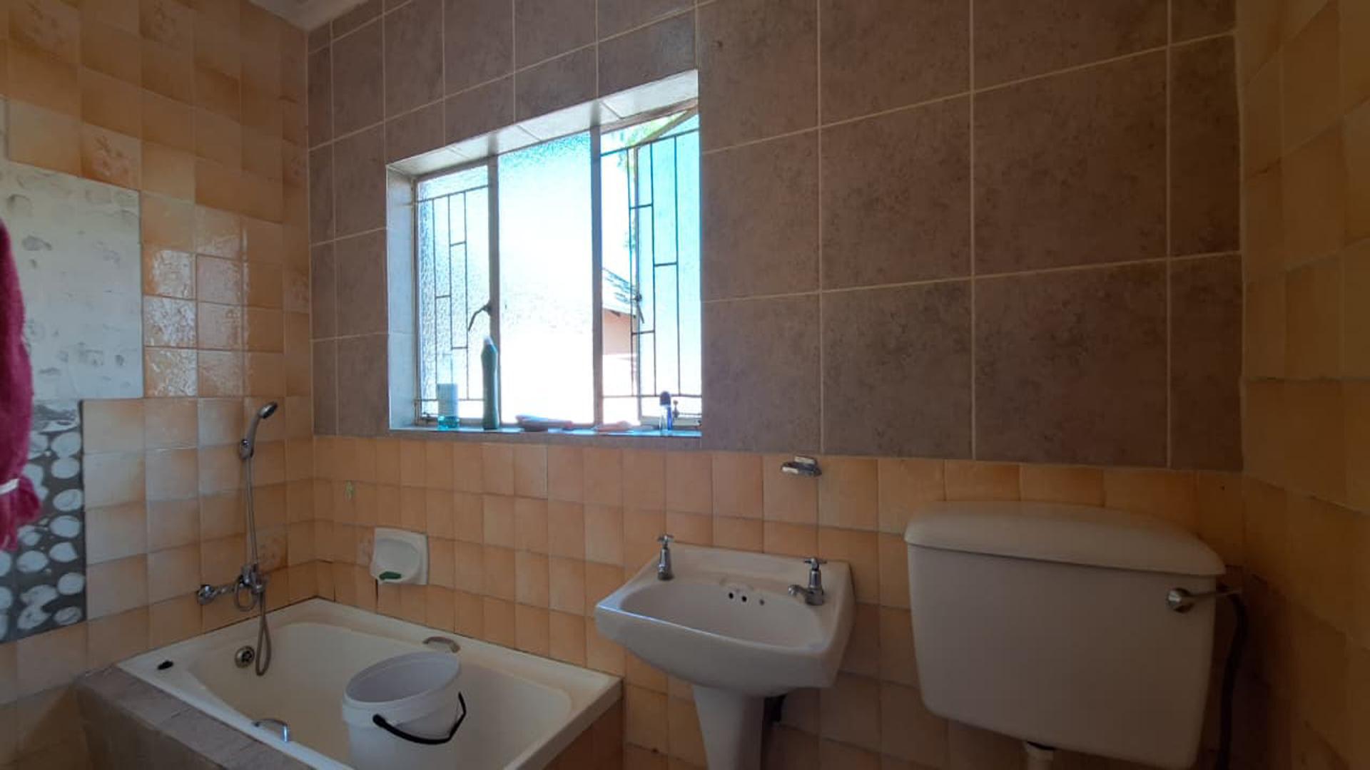 Main Bathroom - 6 square meters of property in Arcon Park