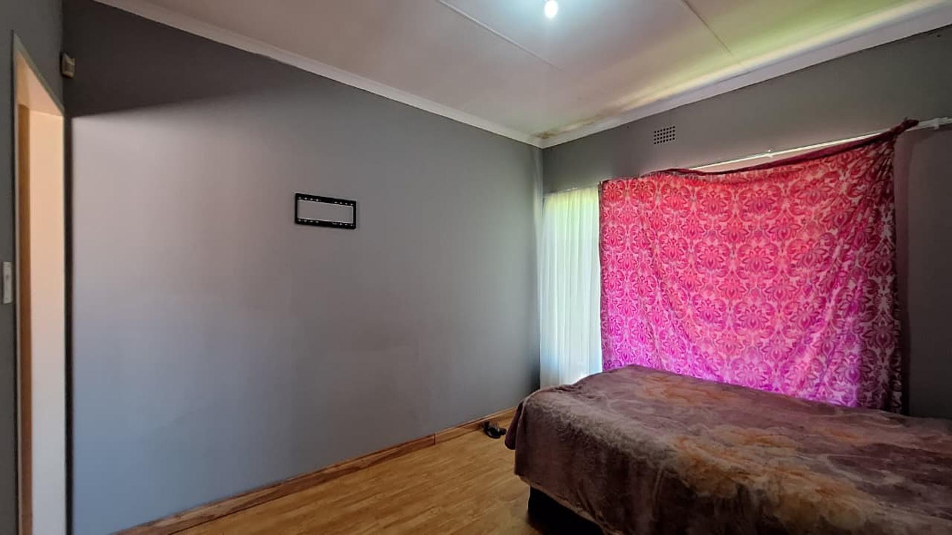 Main Bedroom - 18 square meters of property in Arcon Park