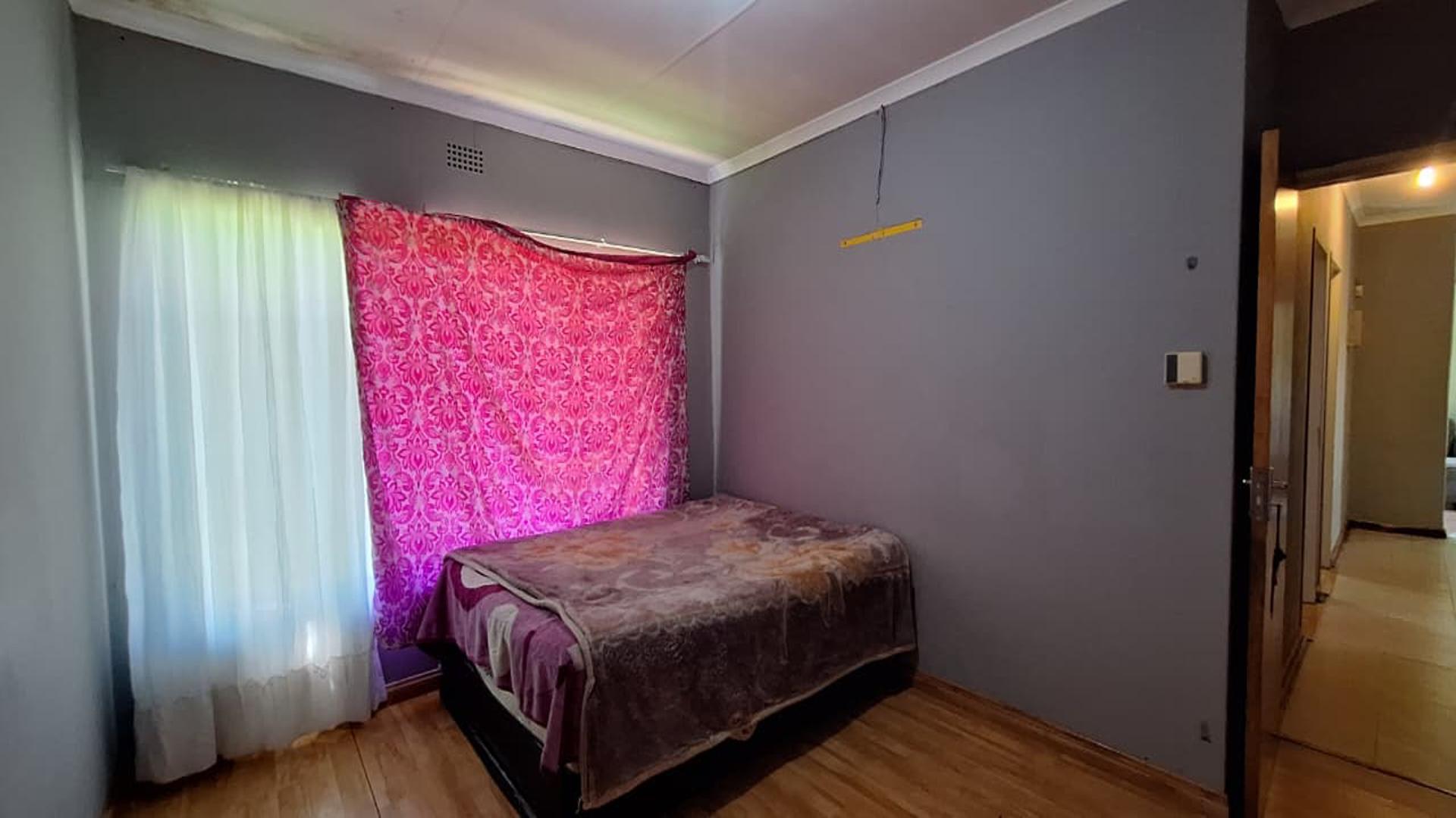 Main Bedroom - 18 square meters of property in Arcon Park