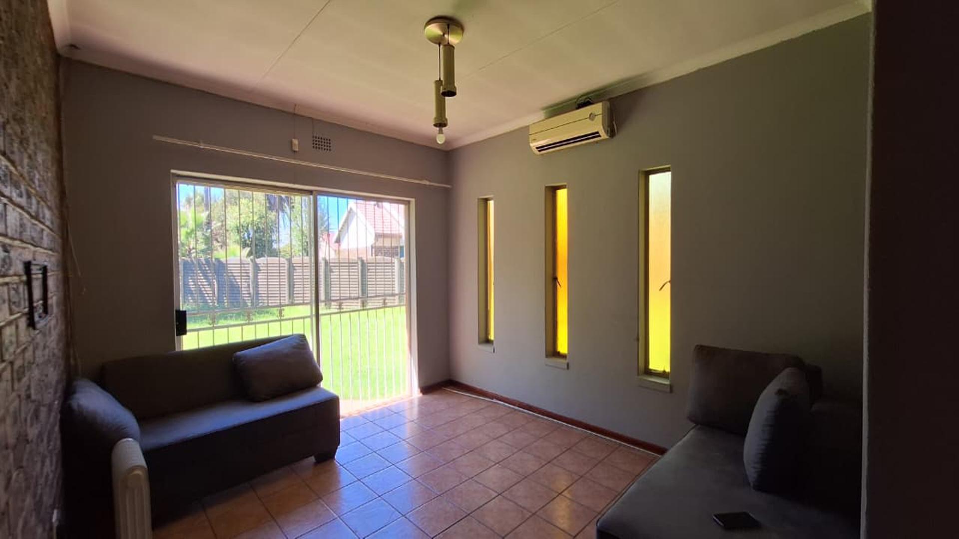 Lounges - 20 square meters of property in Arcon Park