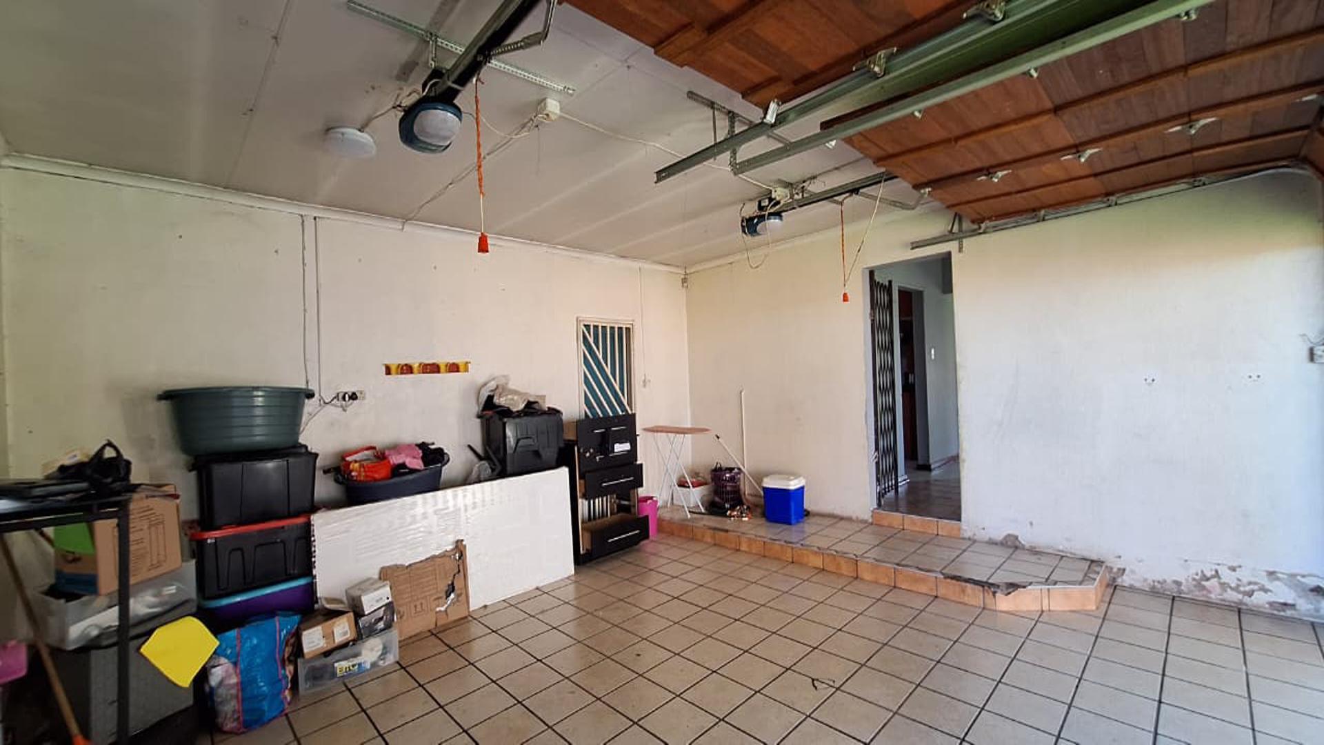 Garage - 40 square meters of property in Arcon Park