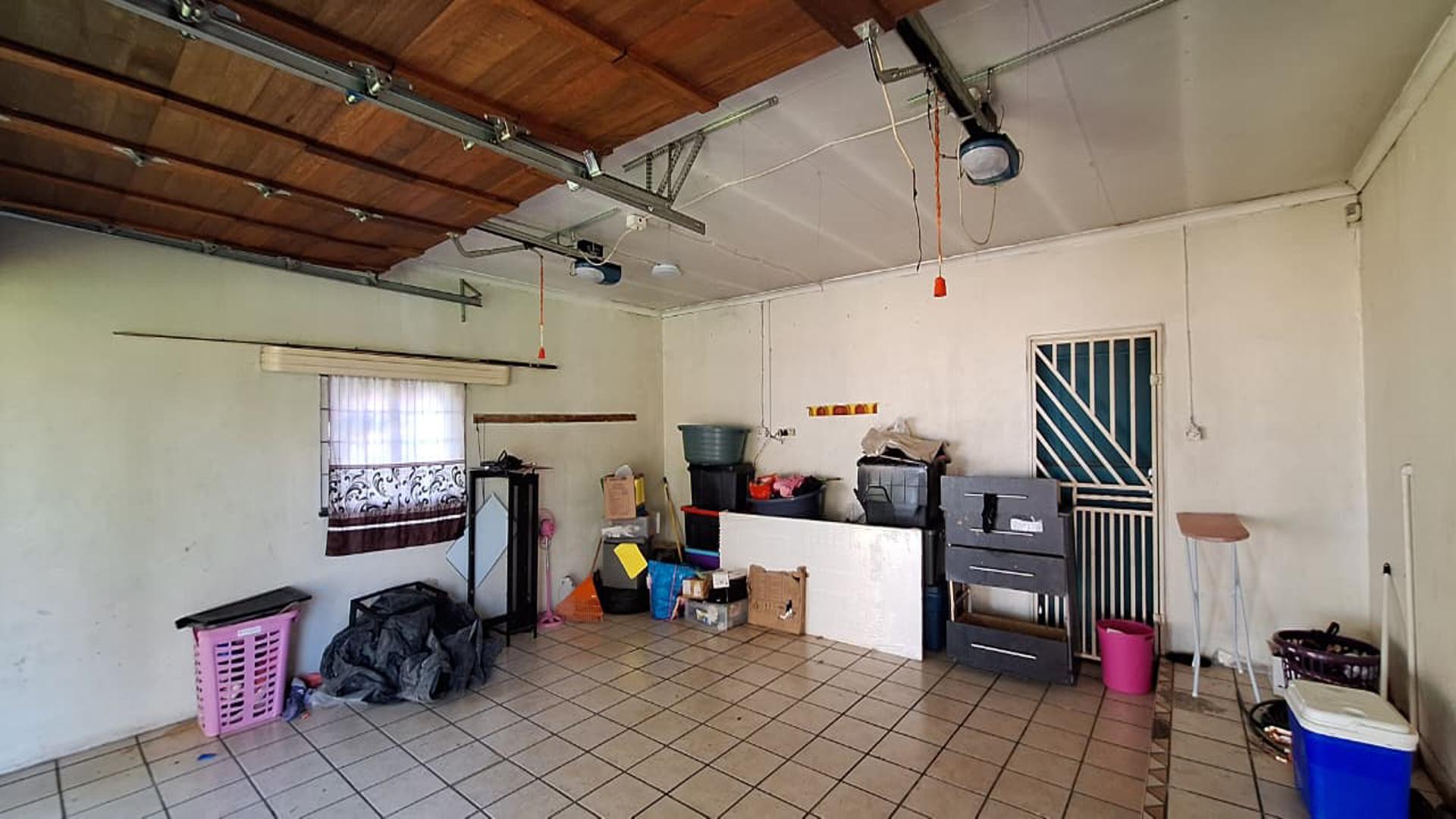Garage - 40 square meters of property in Arcon Park