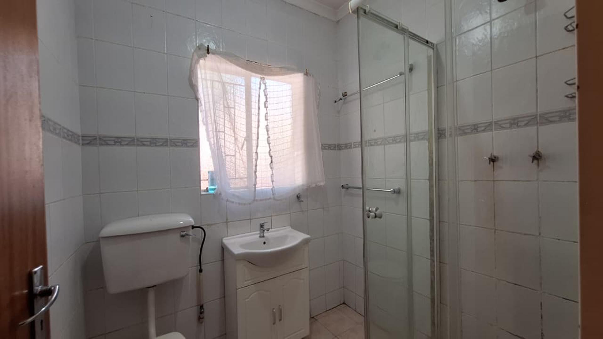 Bathroom 1 - 6 square meters of property in Arcon Park