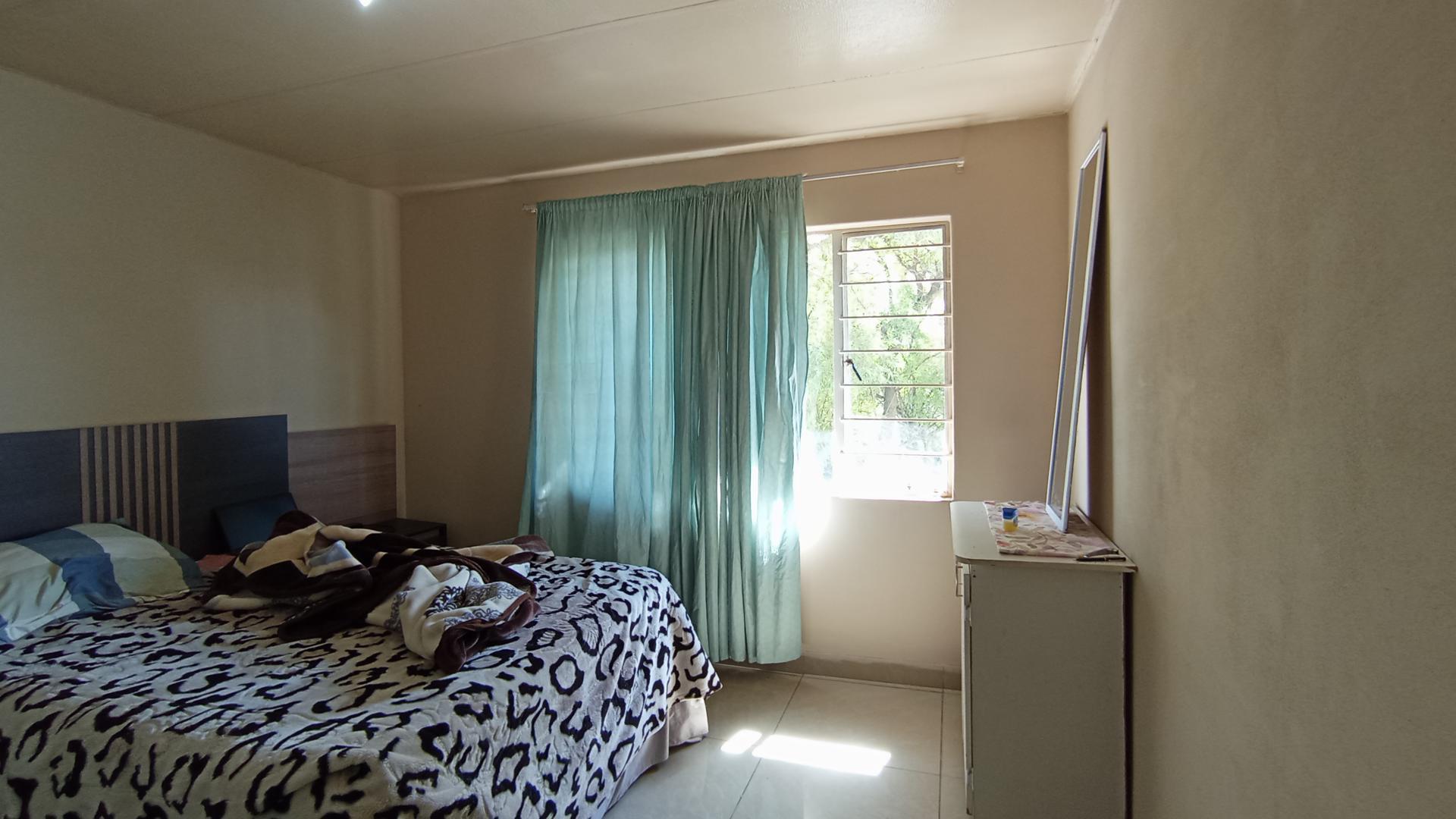 Bed Room 1 - 15 square meters of property in Vorna Valley