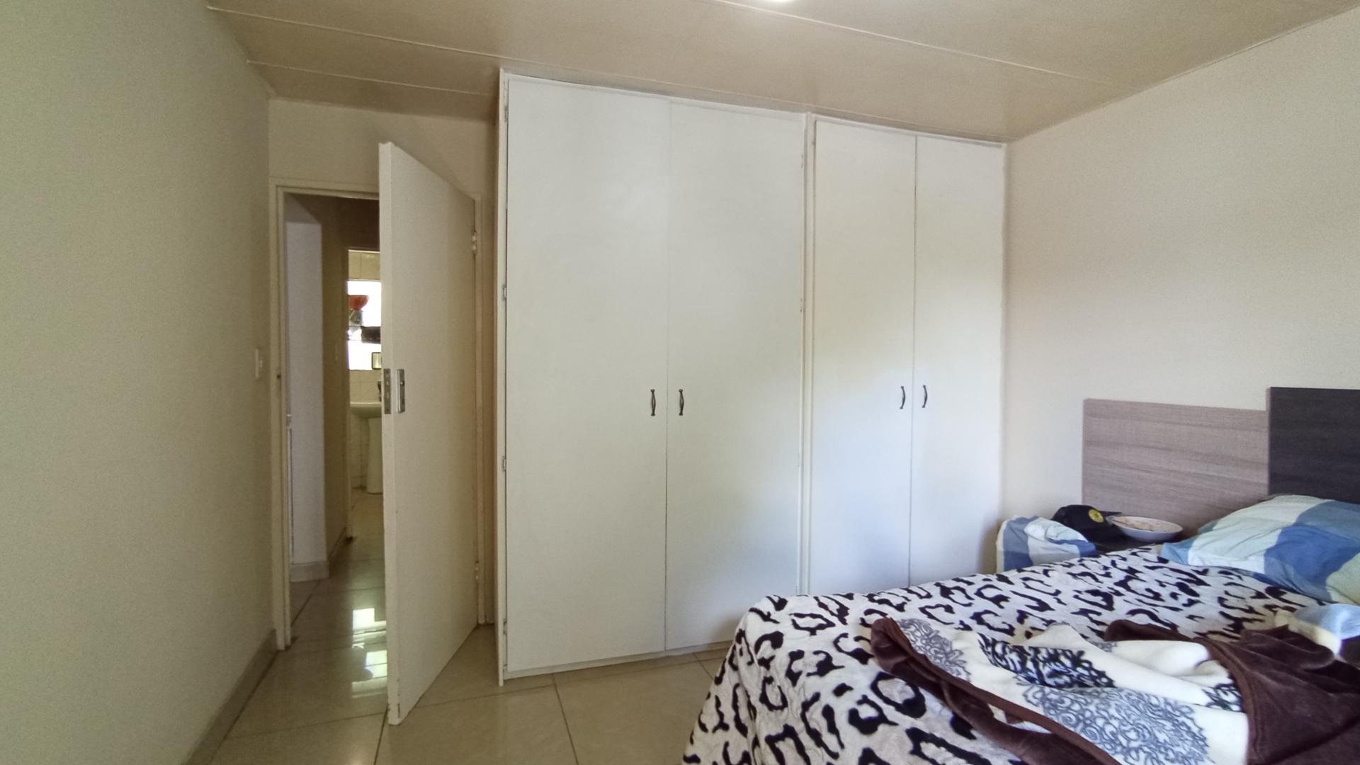 Bed Room 1 - 15 square meters of property in Vorna Valley