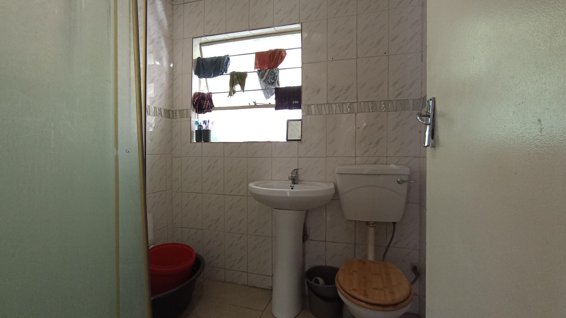 Bathroom 1 - 5 square meters of property in Vorna Valley
