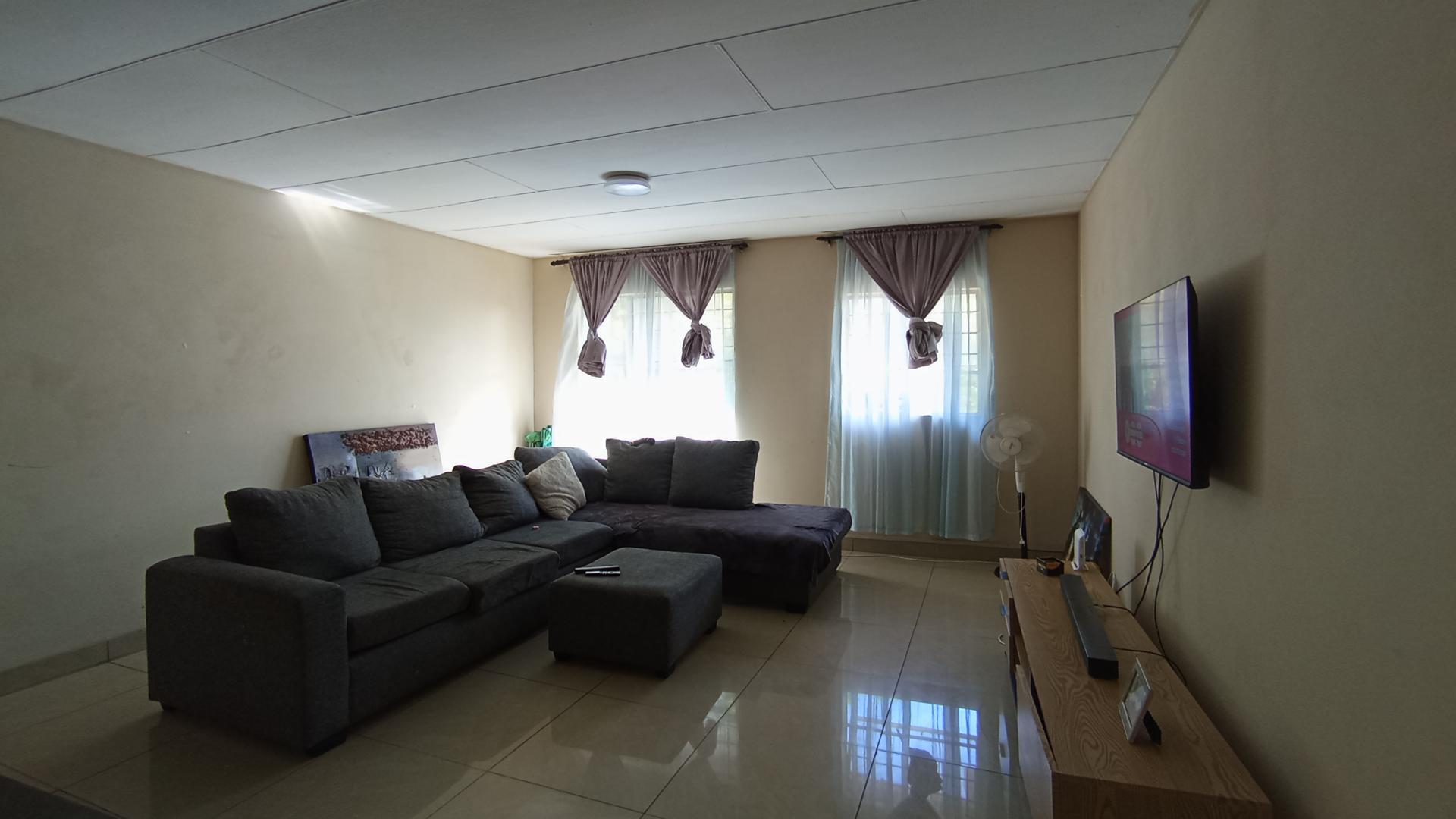 Lounges - 23 square meters of property in Vorna Valley