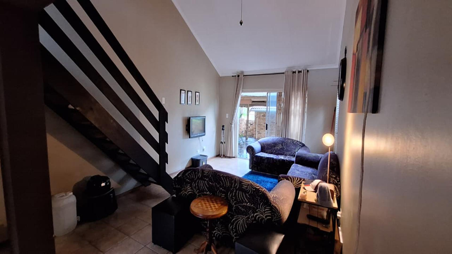 Lounges - 26 square meters of property in Radiokop