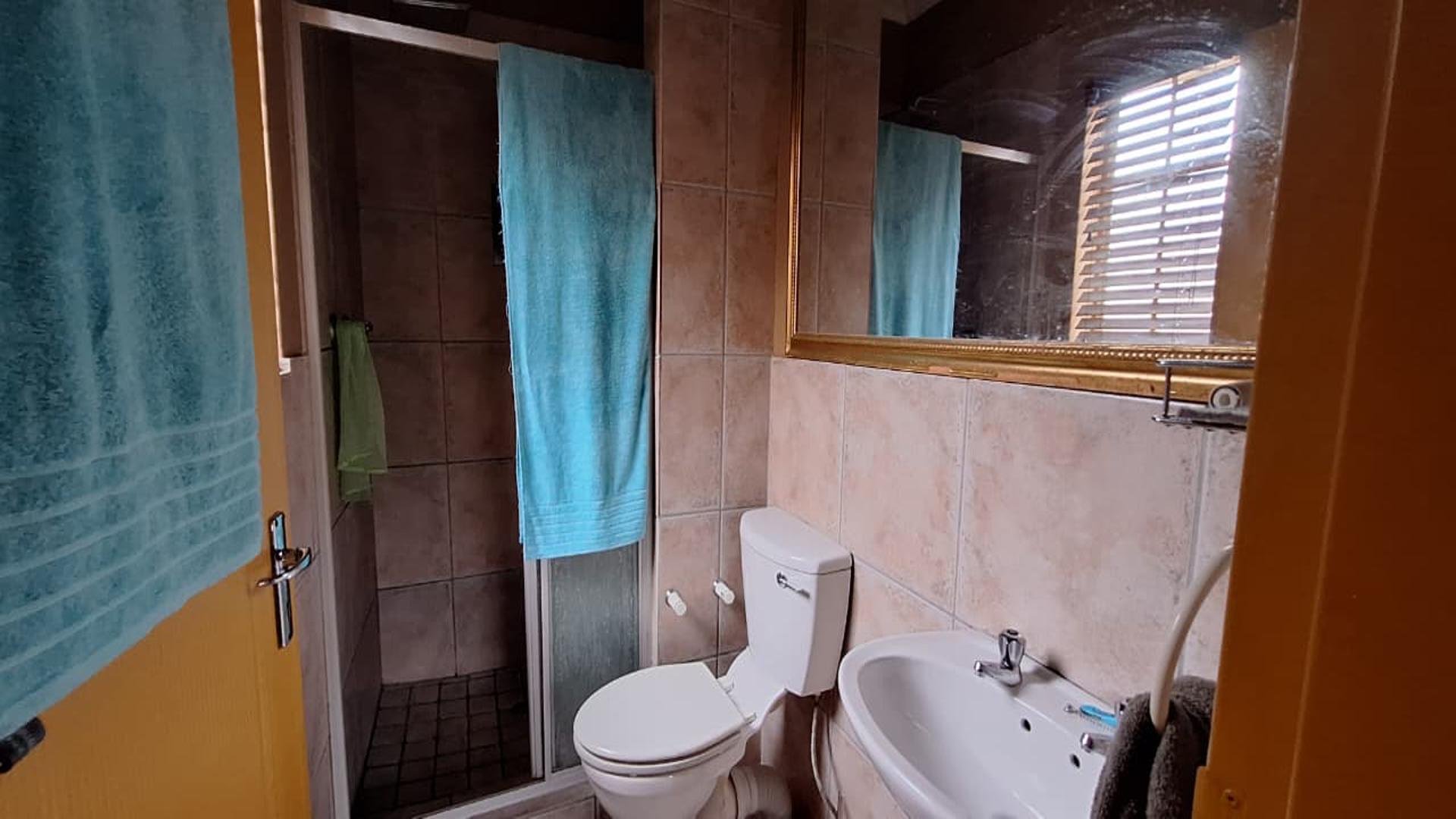 Main Bathroom - 4 square meters of property in Radiokop