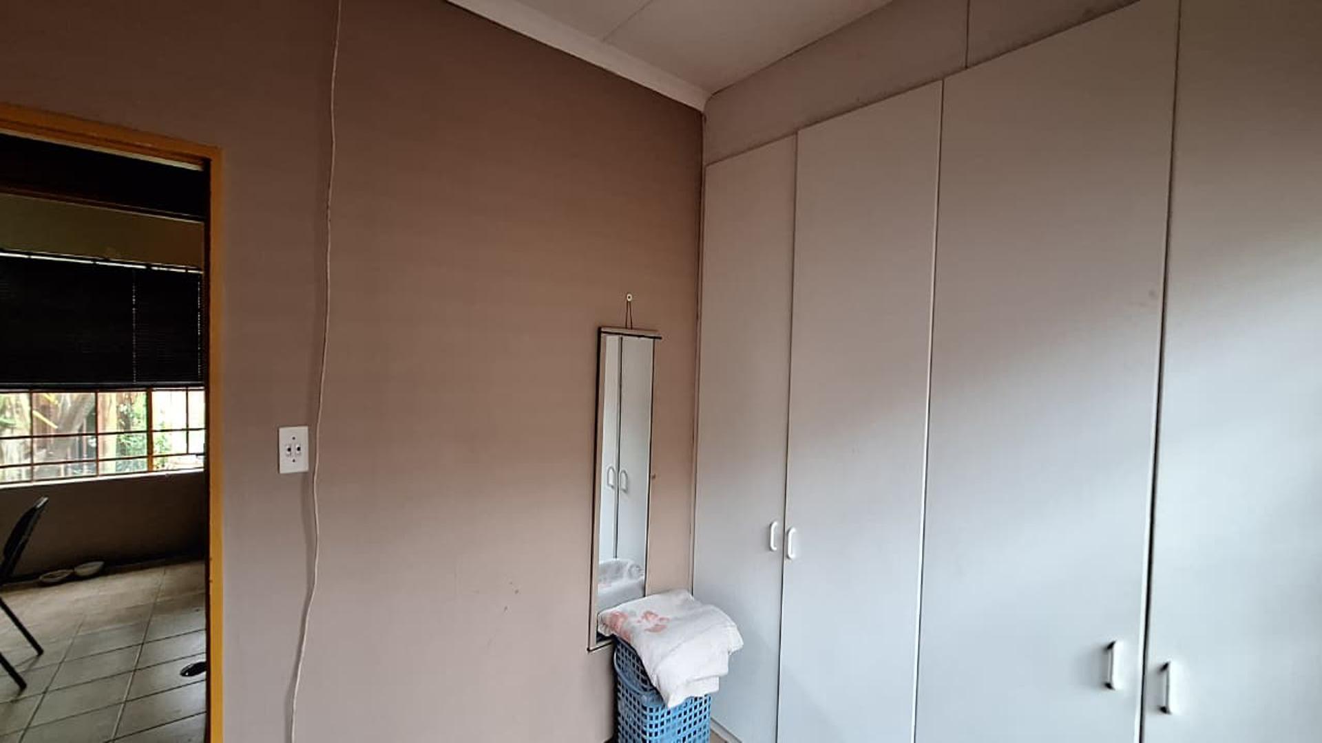 Bed Room 1 - 11 square meters of property in Radiokop