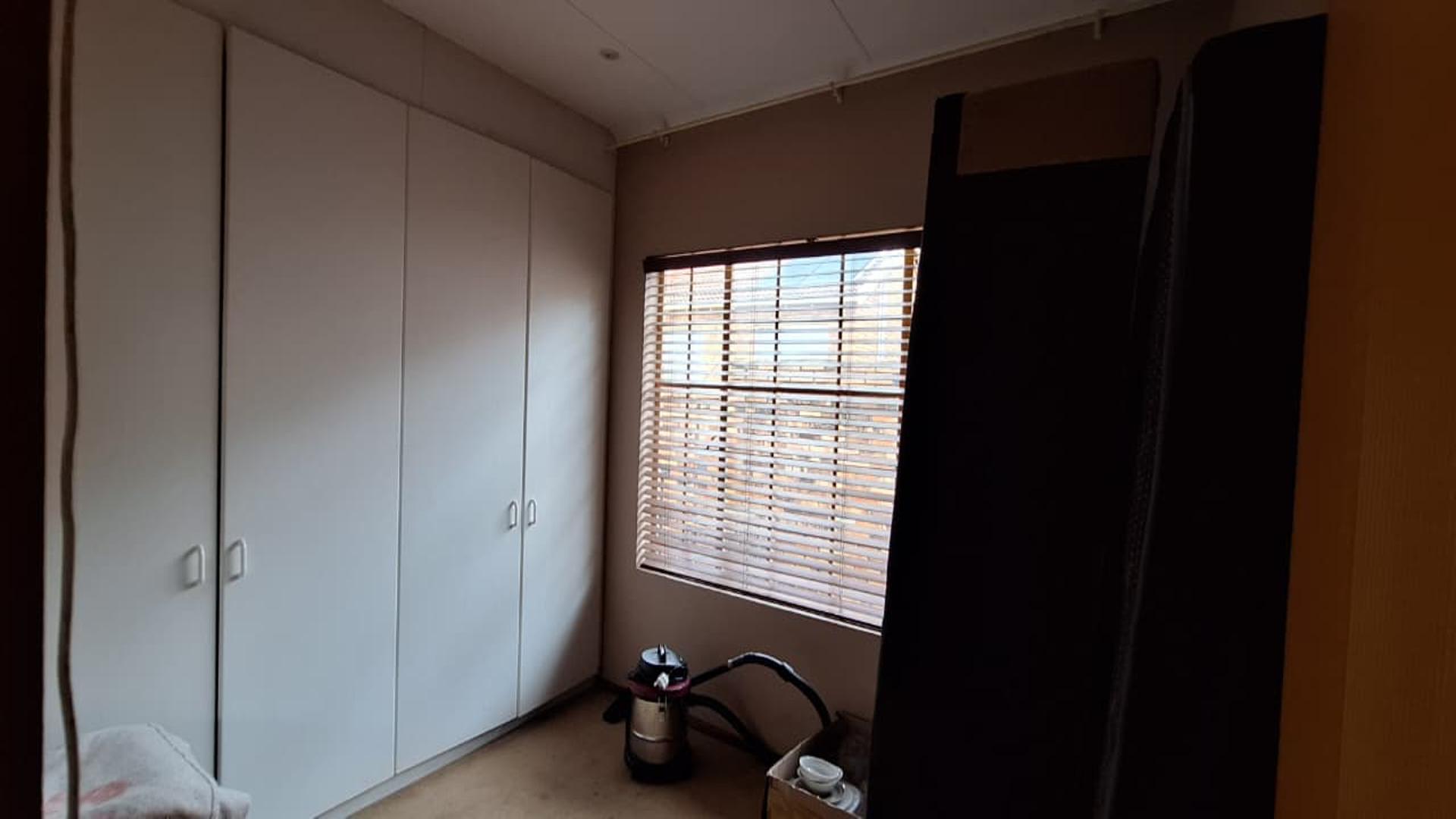 Bed Room 1 - 11 square meters of property in Radiokop