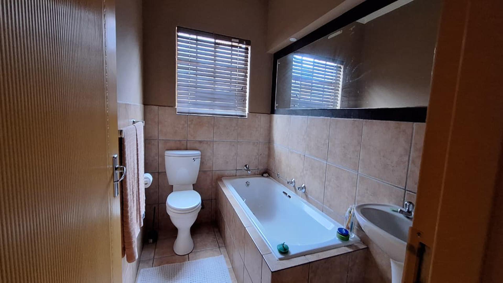 Bathroom 1 - 5 square meters of property in Radiokop