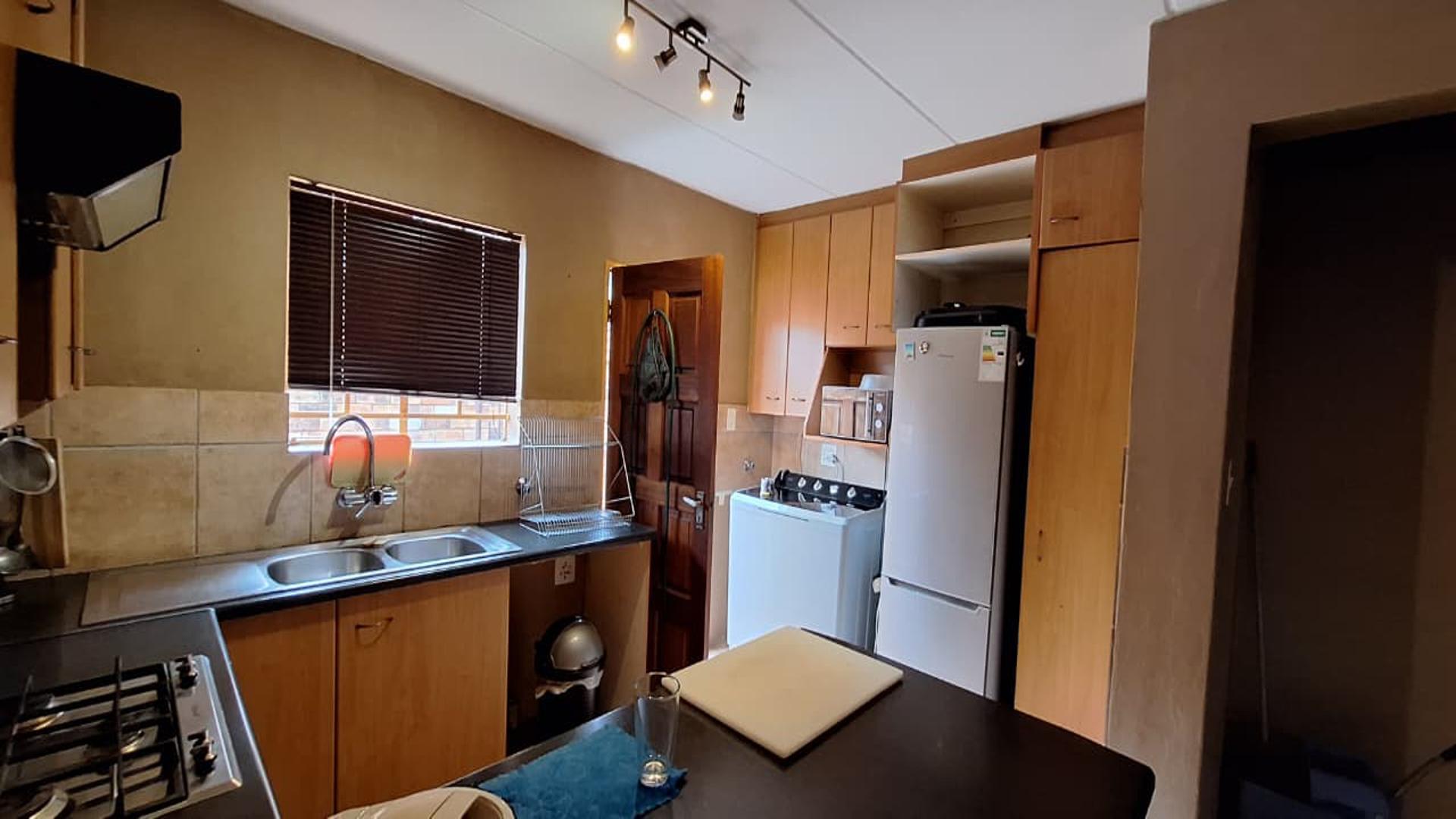 Kitchen - 12 square meters of property in Radiokop
