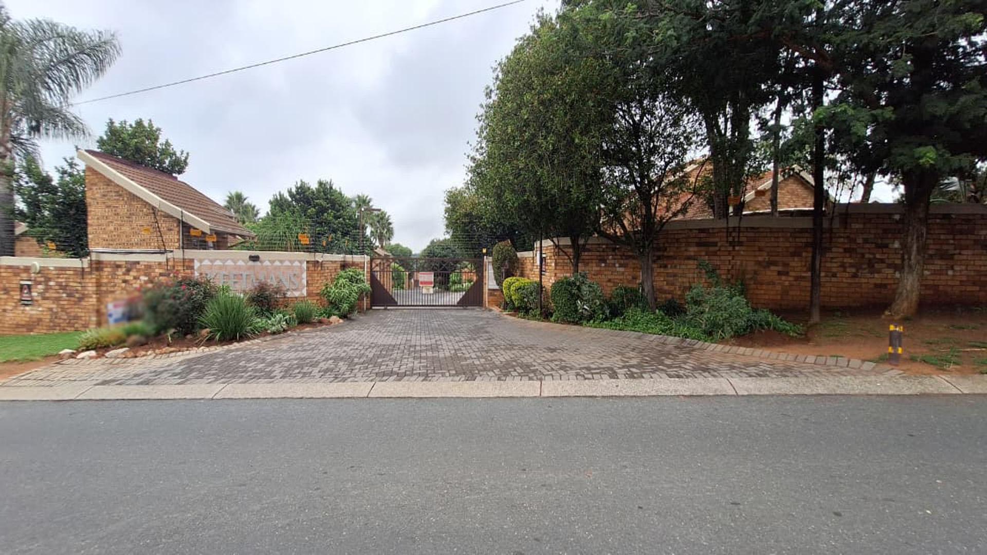 Front View of property in Radiokop