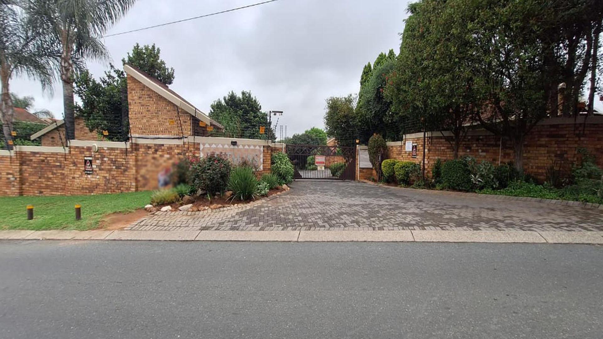 Front View of property in Radiokop