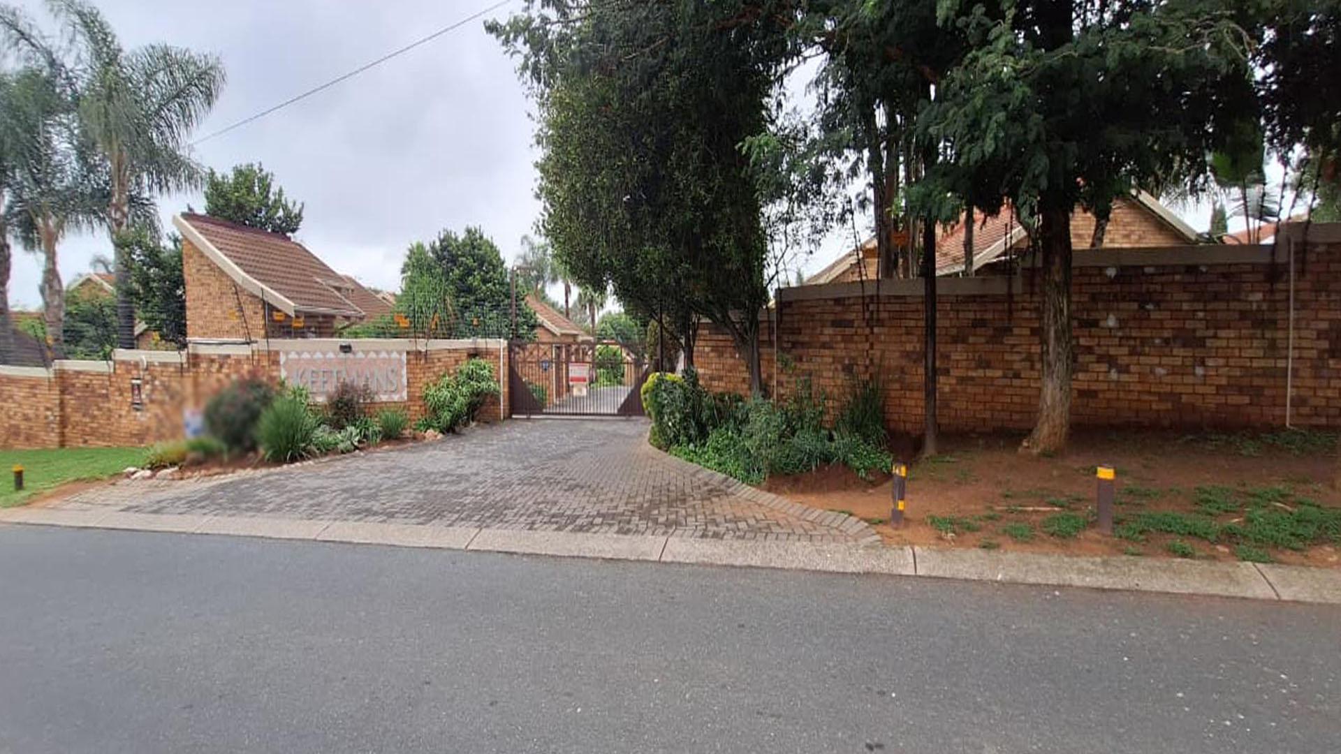 Front View of property in Radiokop