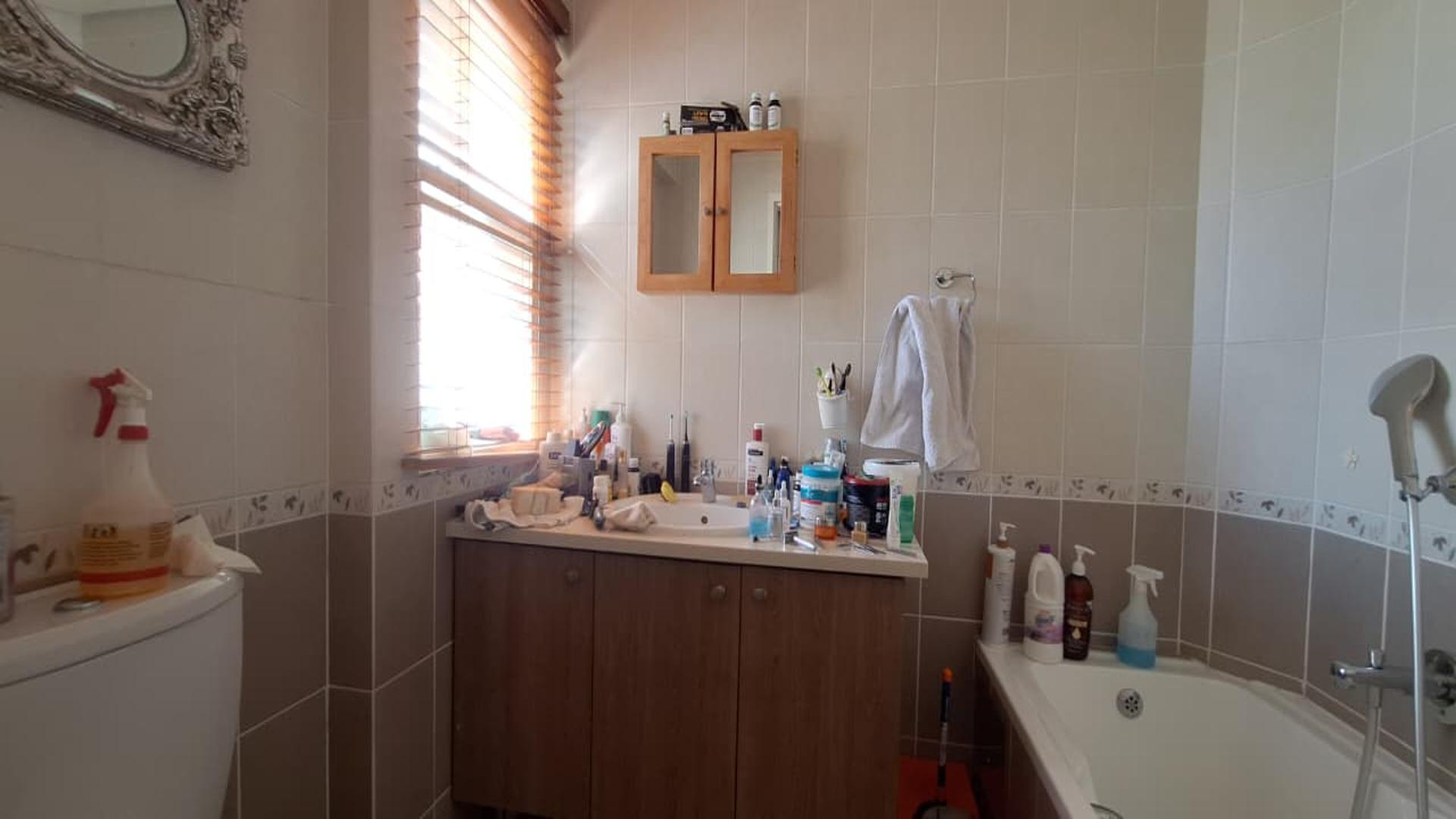 Main Bathroom - 6 square meters of property in Elton Hill