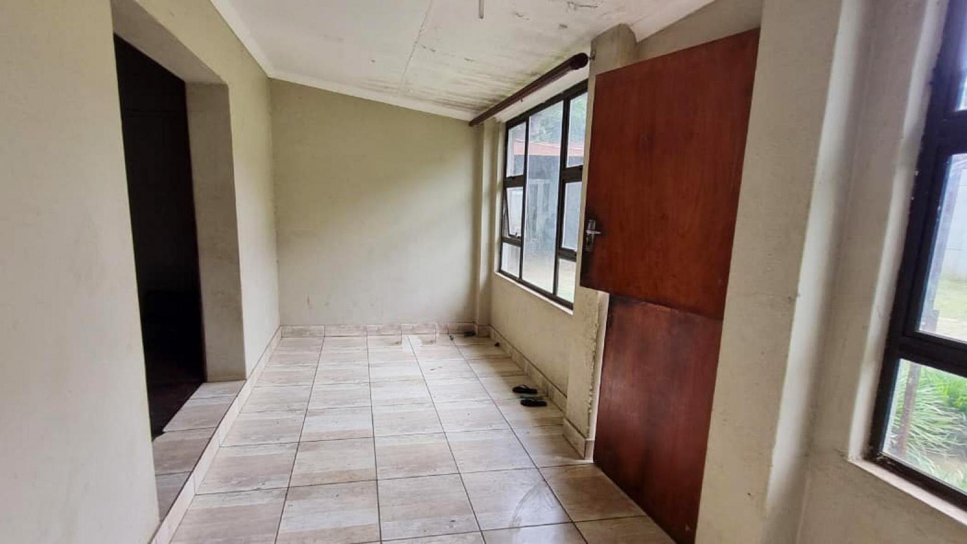 Foyer of property in Delmas West