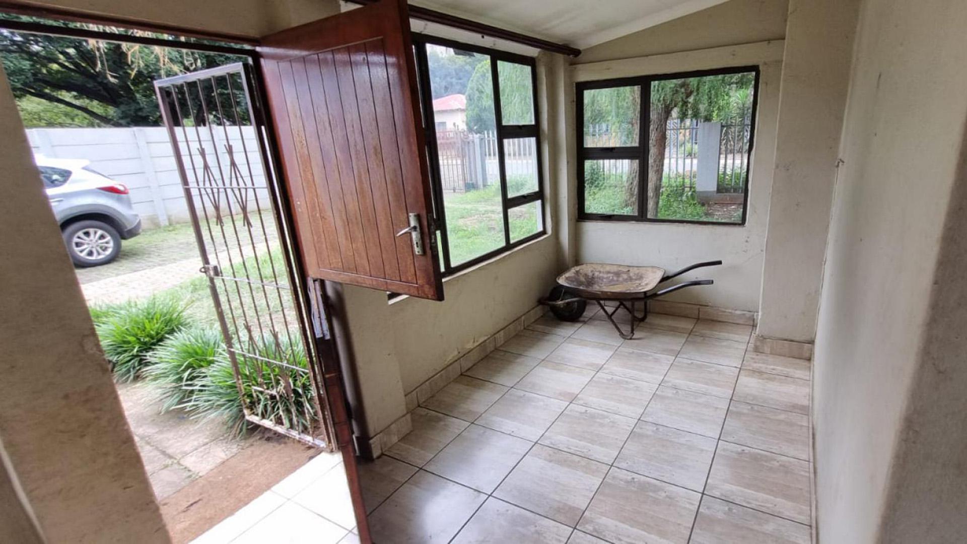 Foyer of property in Delmas West
