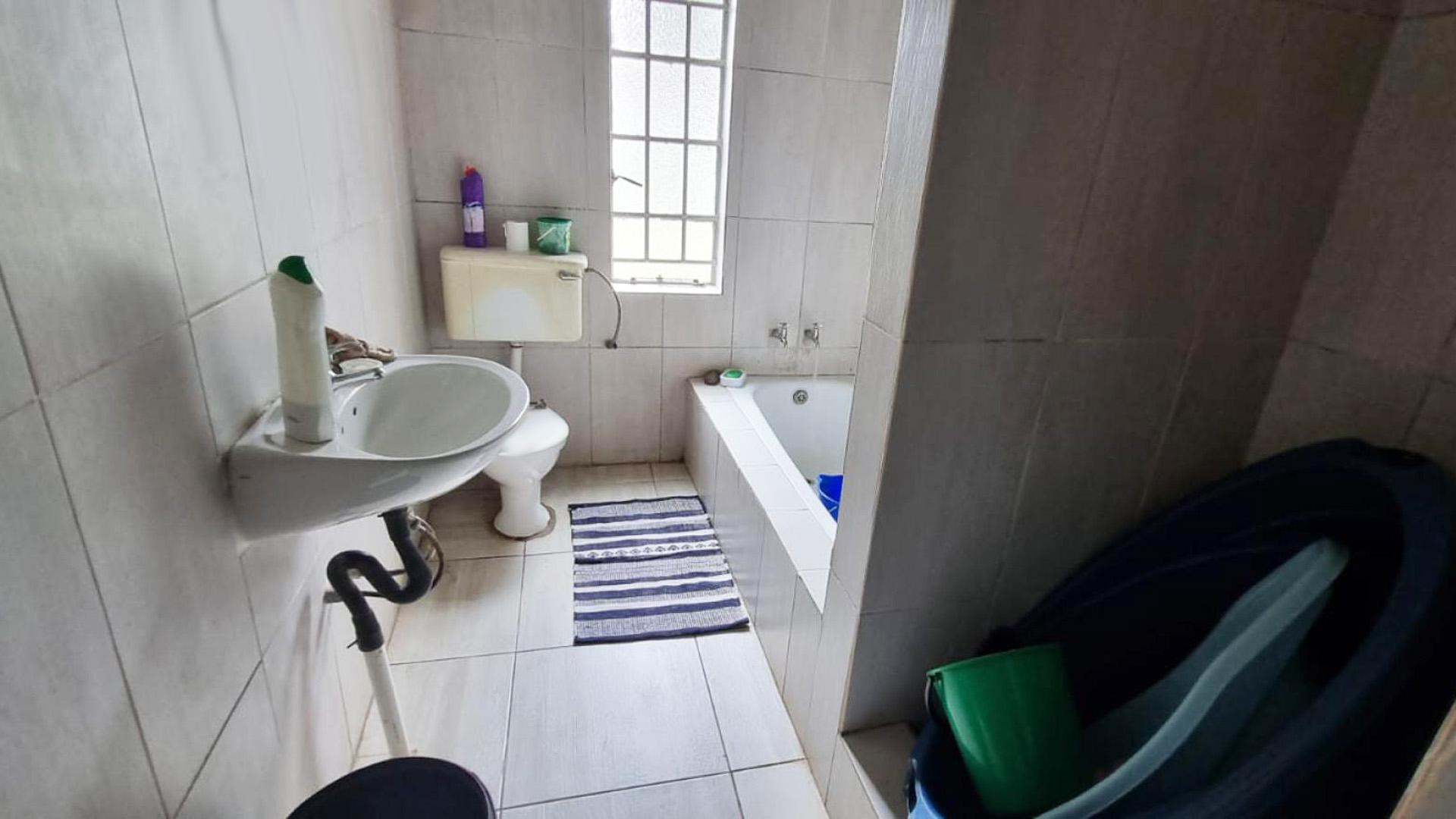 Bathroom 1 of property in Delmas West