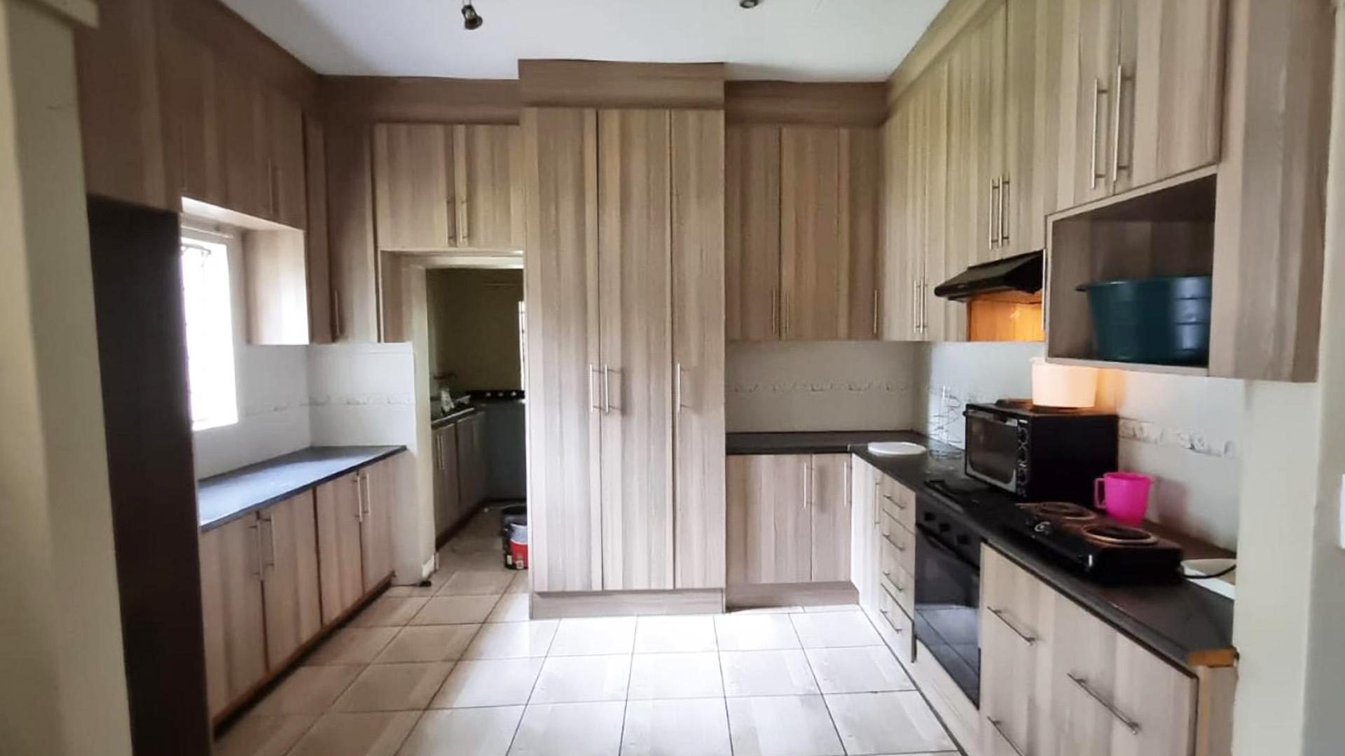 Kitchen of property in Delmas West