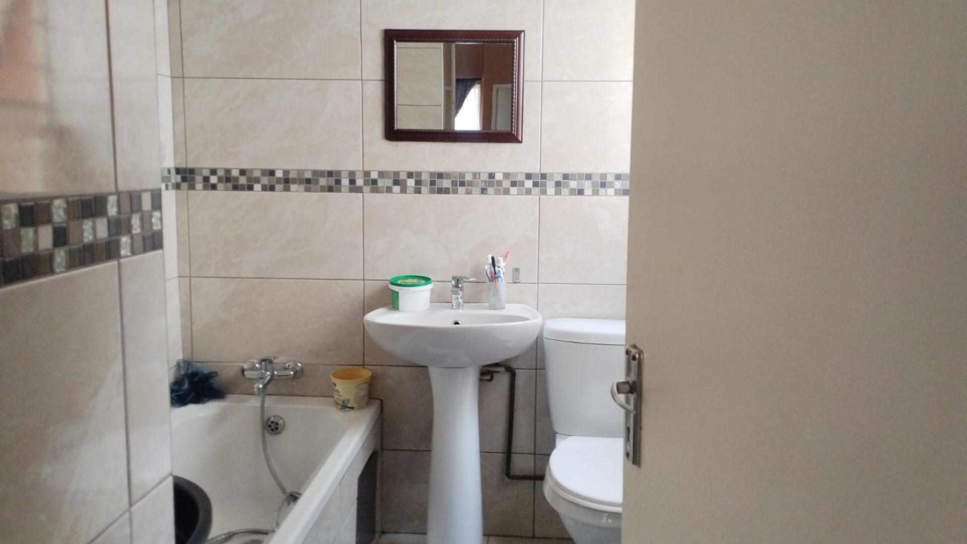 Bathroom 1 of property in Ridgeway