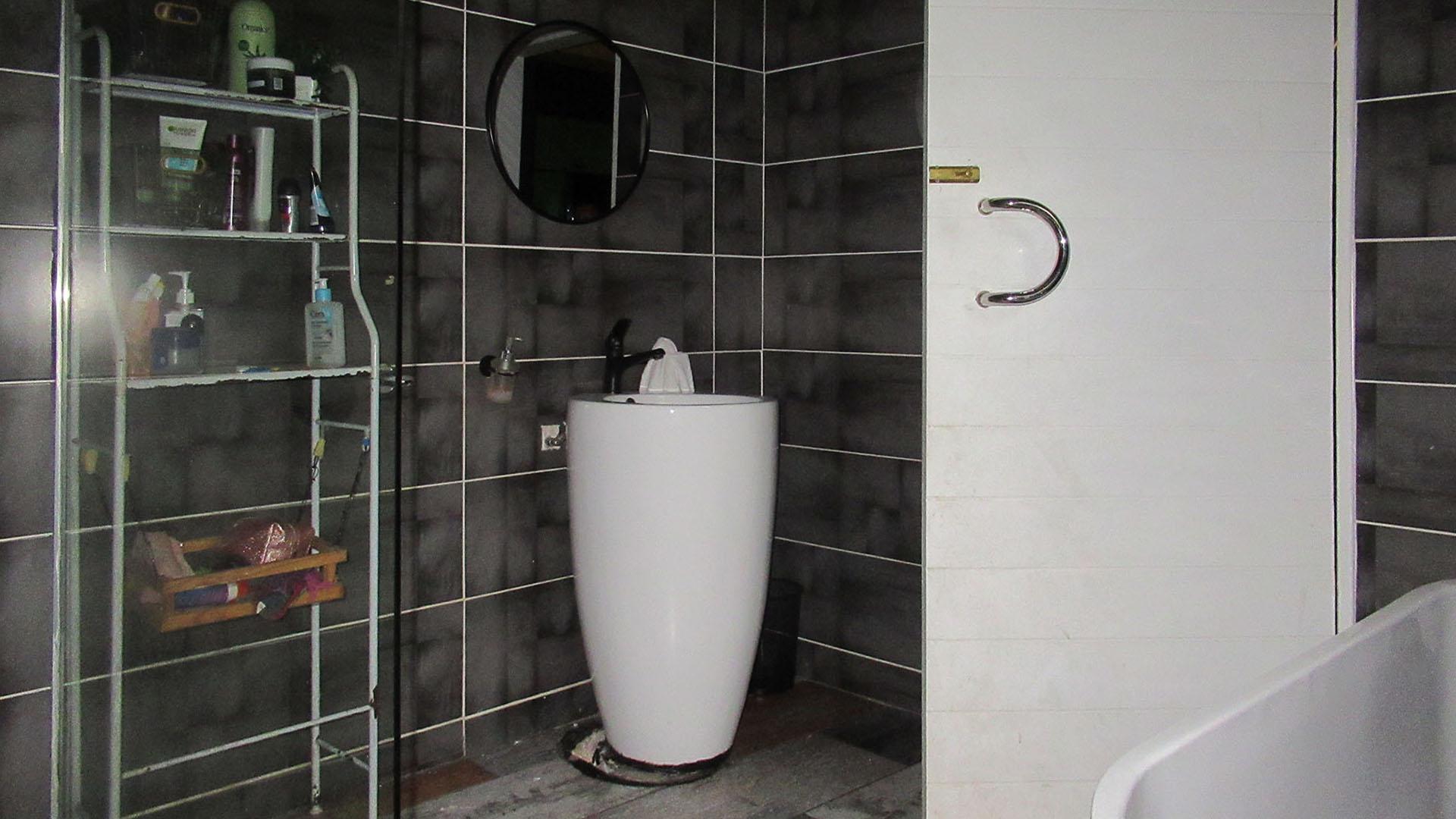 Bathroom 1 - 8 square meters of property in Greymont