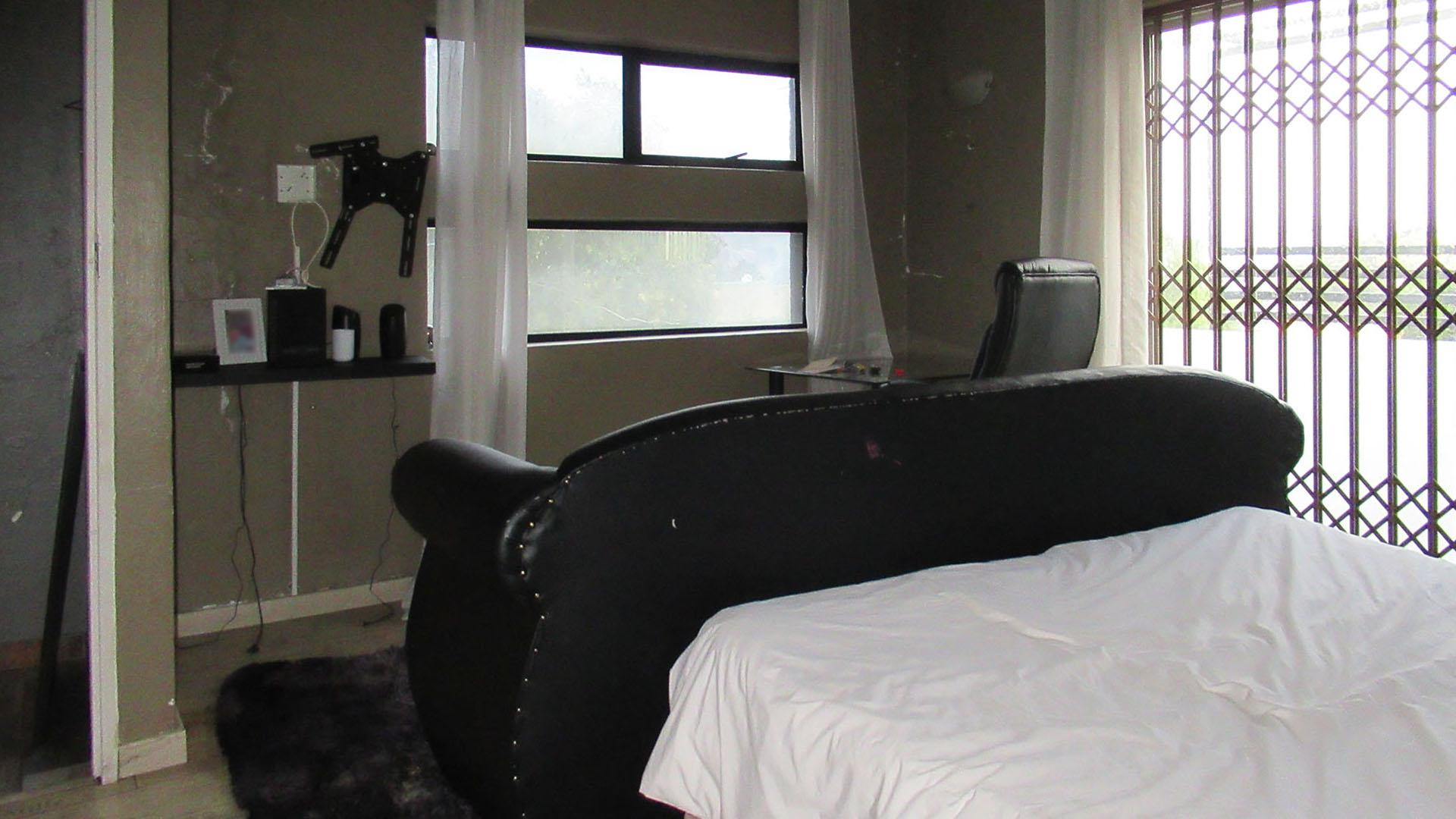 Main Bedroom - 18 square meters of property in Greymont