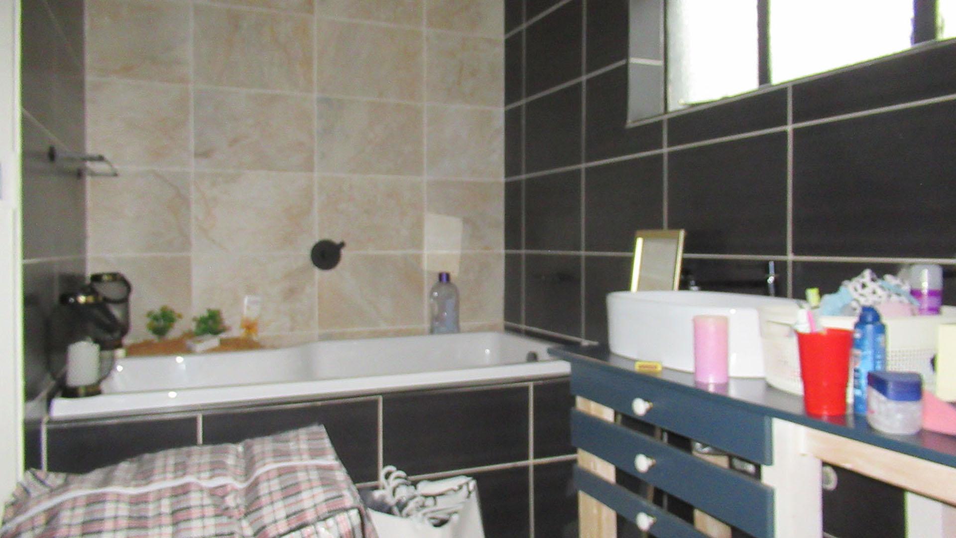 Main Bathroom - 8 square meters of property in Greymont