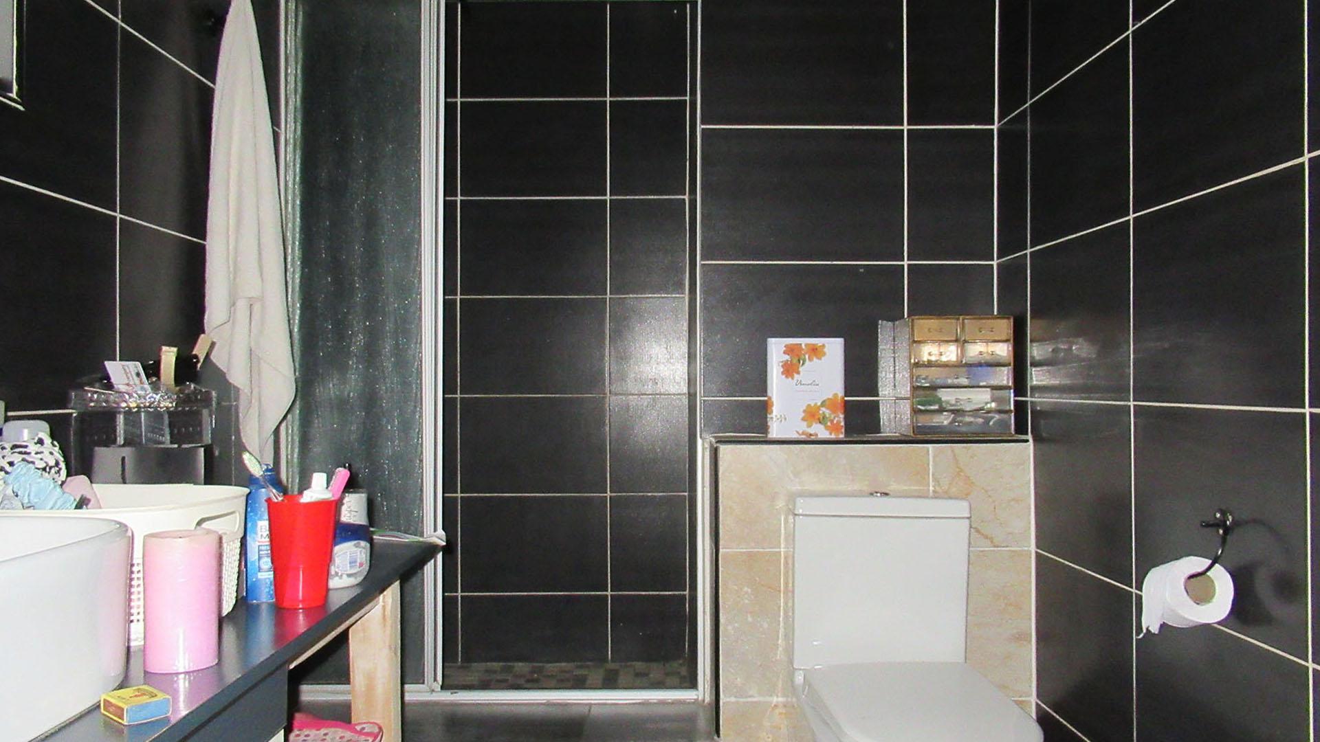 Main Bathroom - 8 square meters of property in Greymont