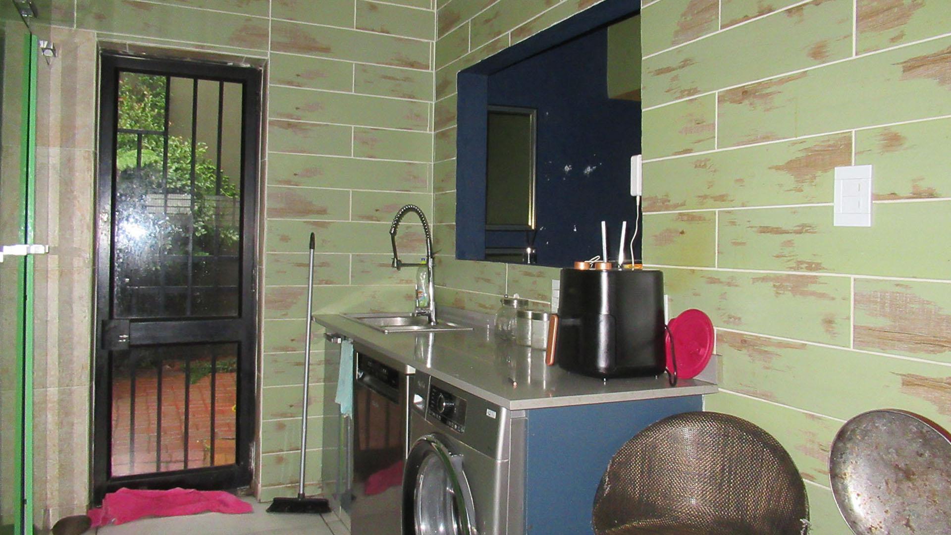 Kitchen - 14 square meters of property in Greymont
