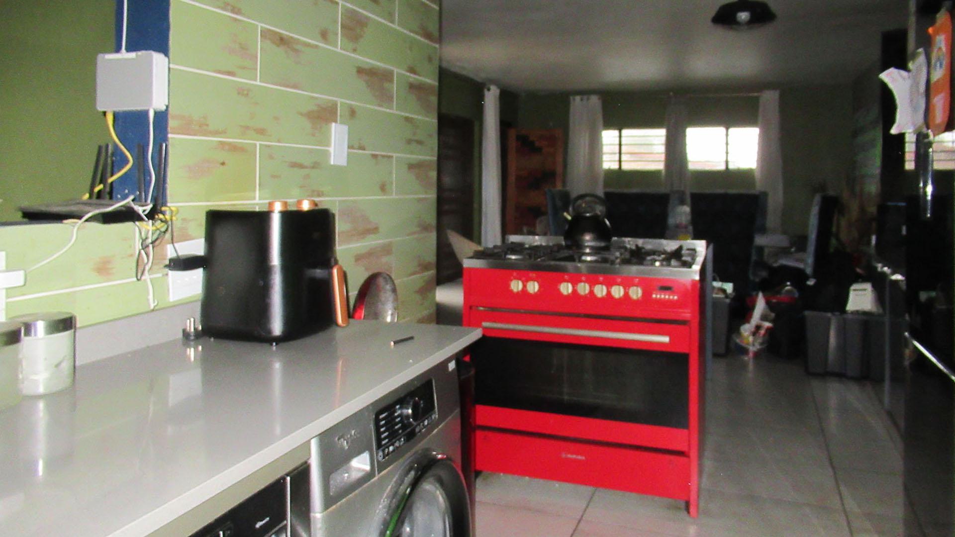 Kitchen - 14 square meters of property in Greymont