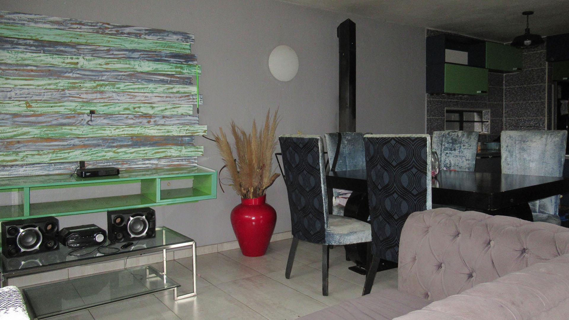 Lounges - 18 square meters of property in Greymont