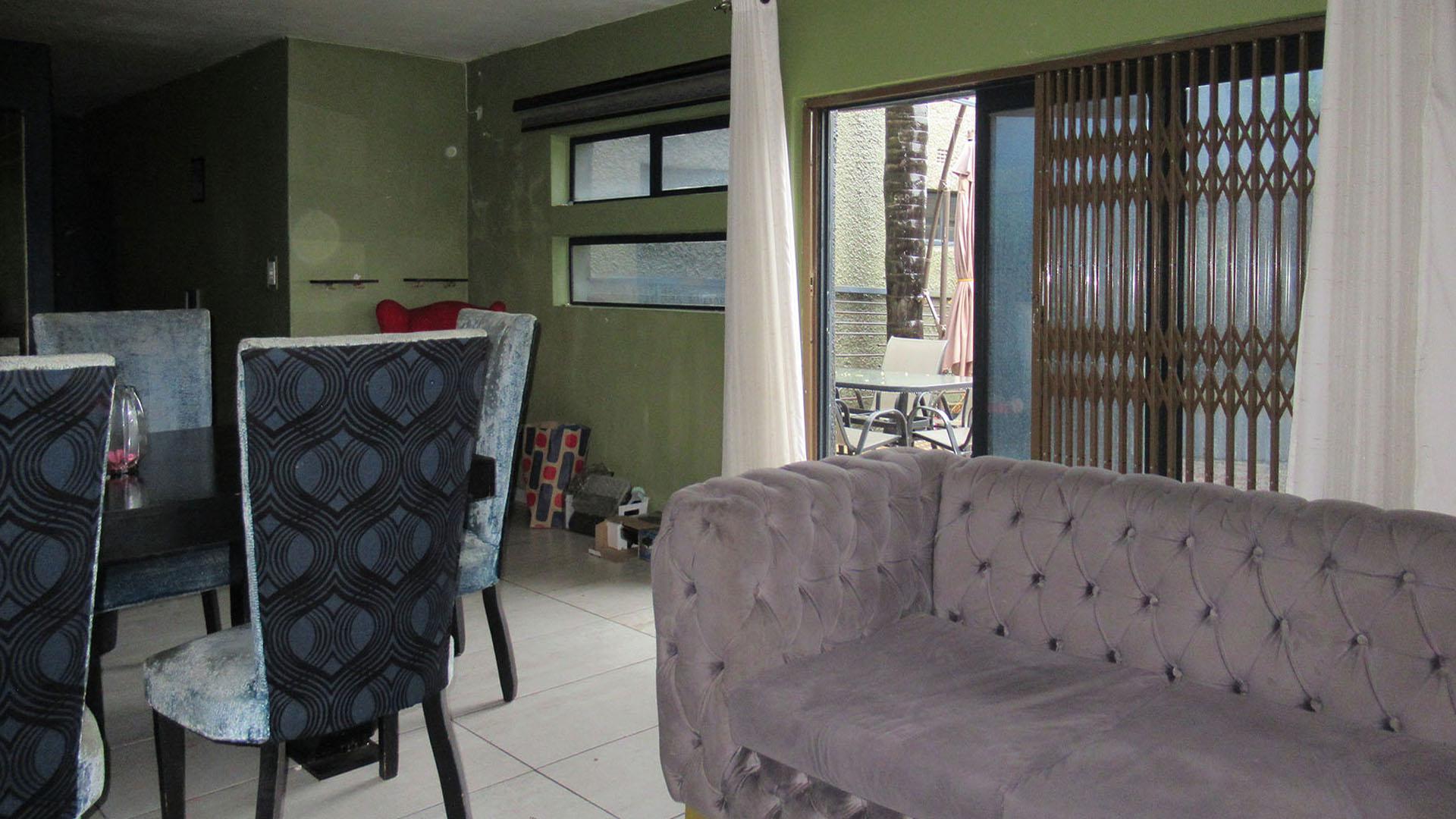 Lounges - 18 square meters of property in Greymont