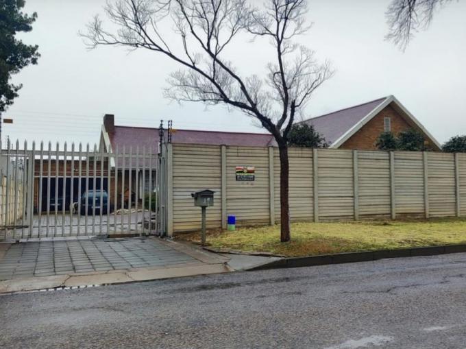 4 Bedroom House for Sale For Sale in Parkdene (JHB) - MR706897