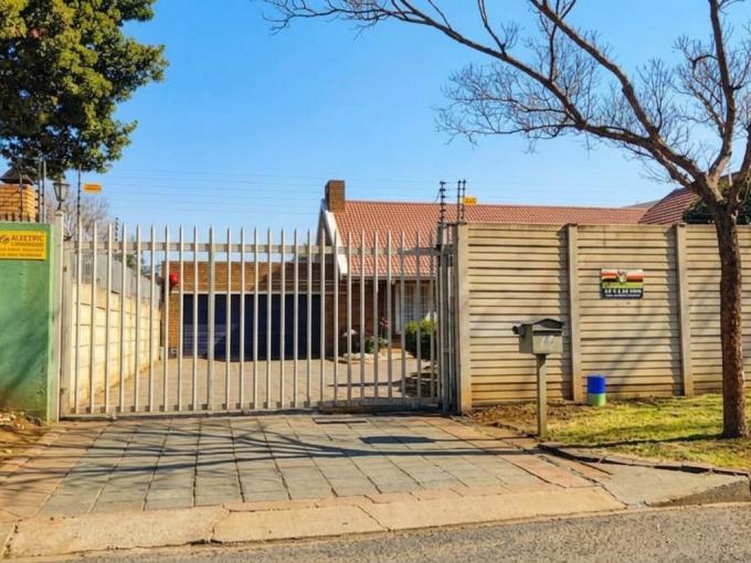 4 Bedroom House for Sale For Sale in Parkdene (JHB) - MR706897