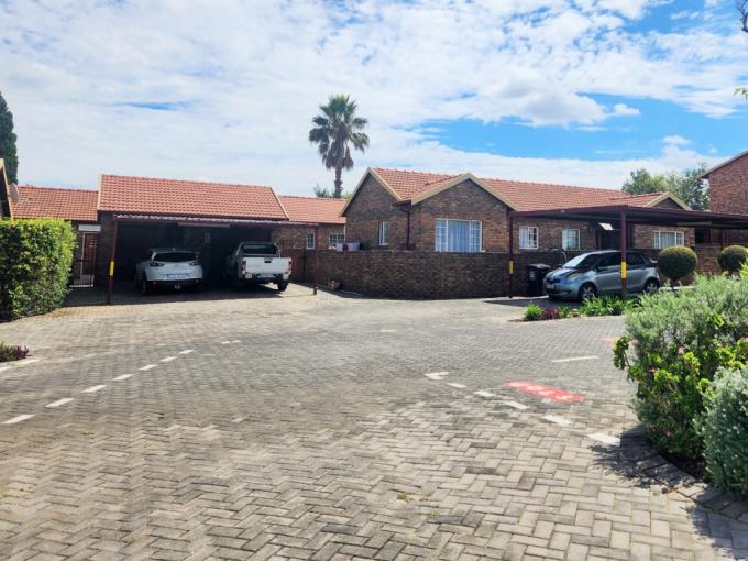 2 Bedroom Simplex for Sale For Sale in Rooihuiskraal - MR706902