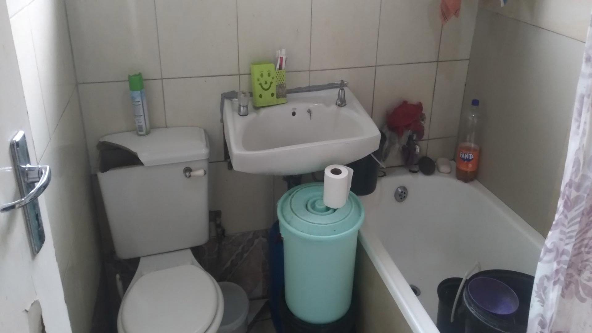 Bathroom 1 of property in Kwandengezi