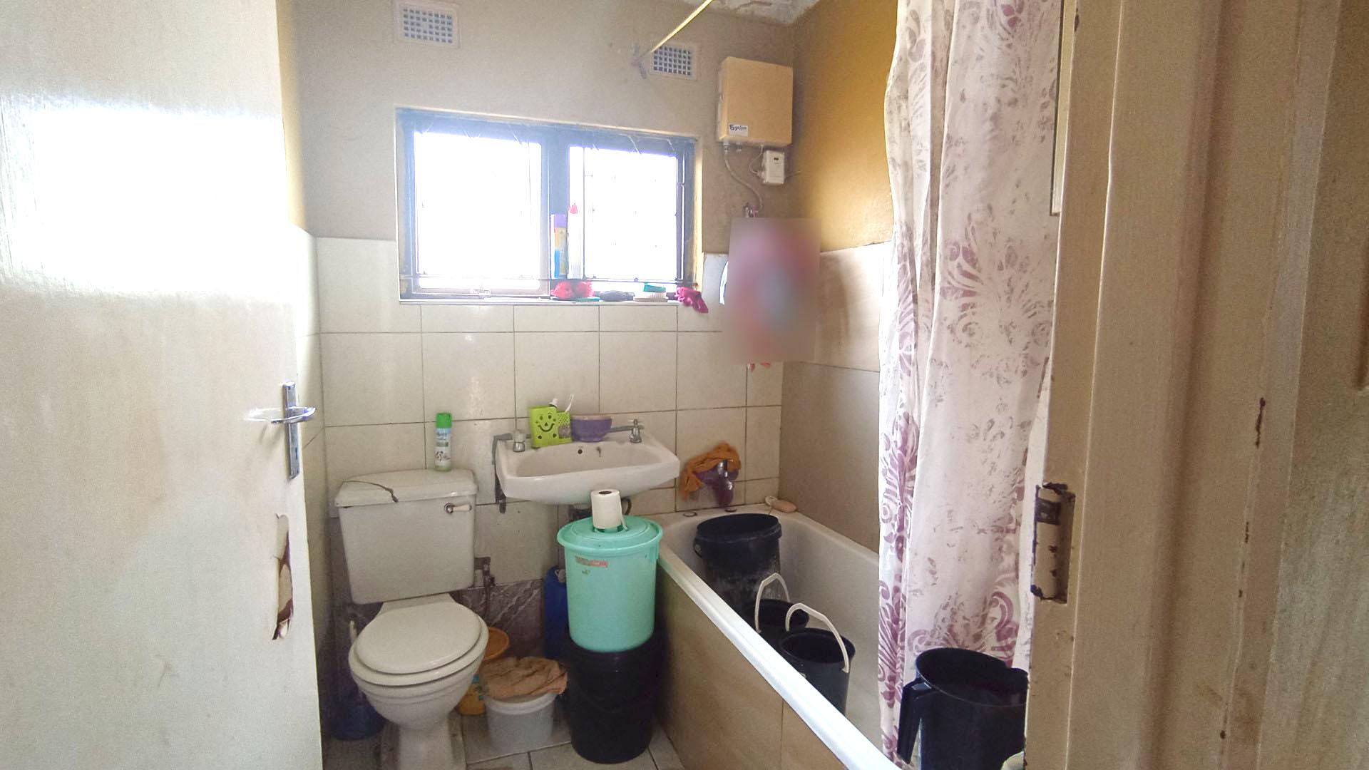 Bathroom 1 - 4 square meters of property in Kwandengezi