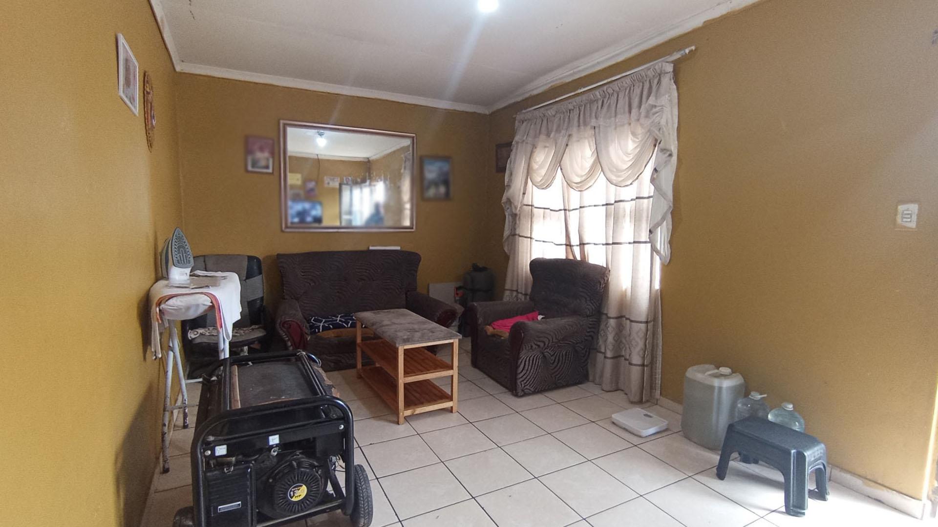 Lounges - 18 square meters of property in Kwandengezi
